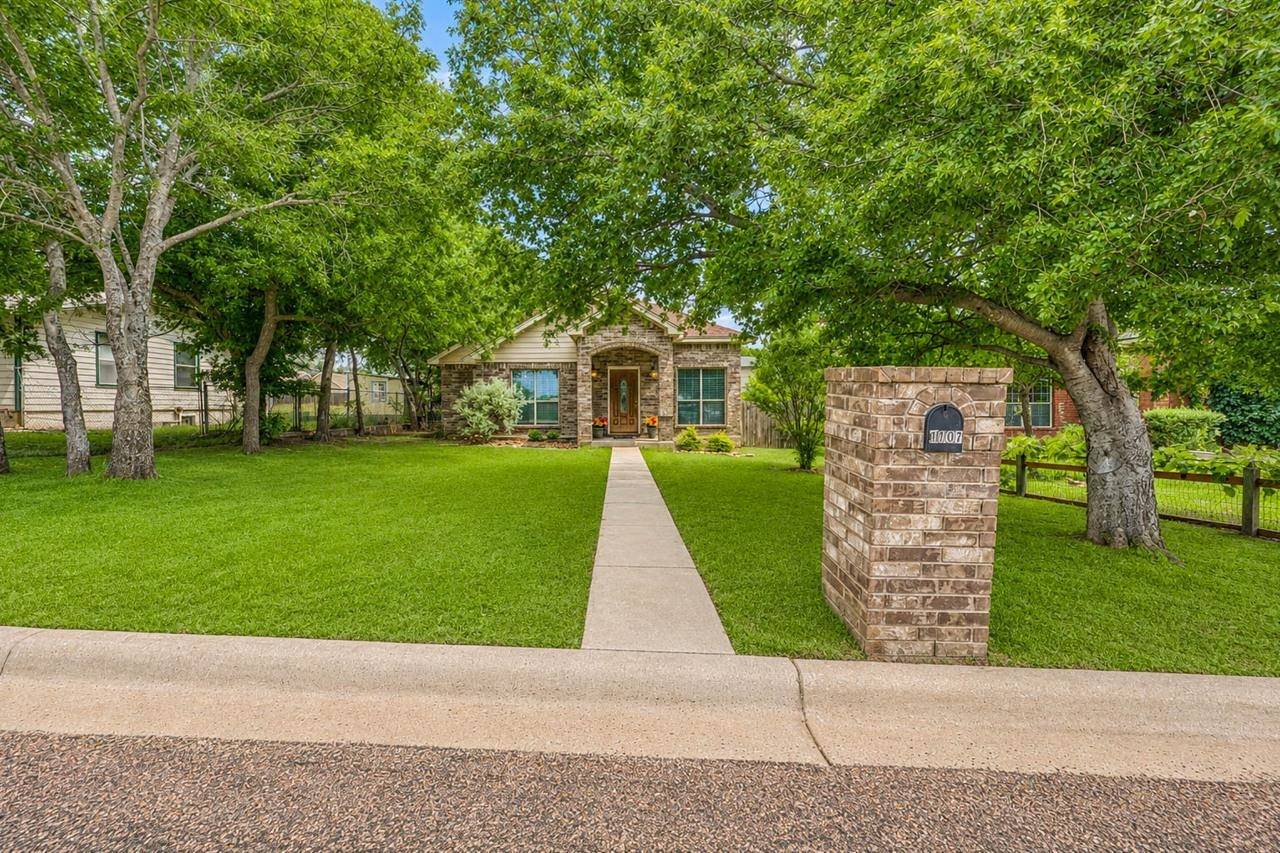 1107 E College ST, Llano, TX 78643