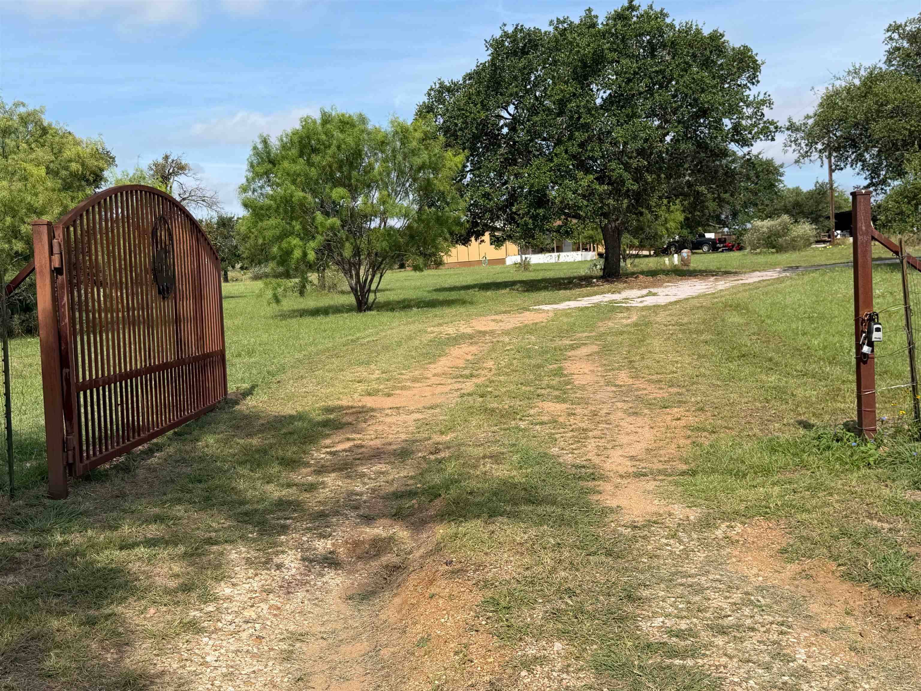206 Thurman LOOP, Llano, TX 78643