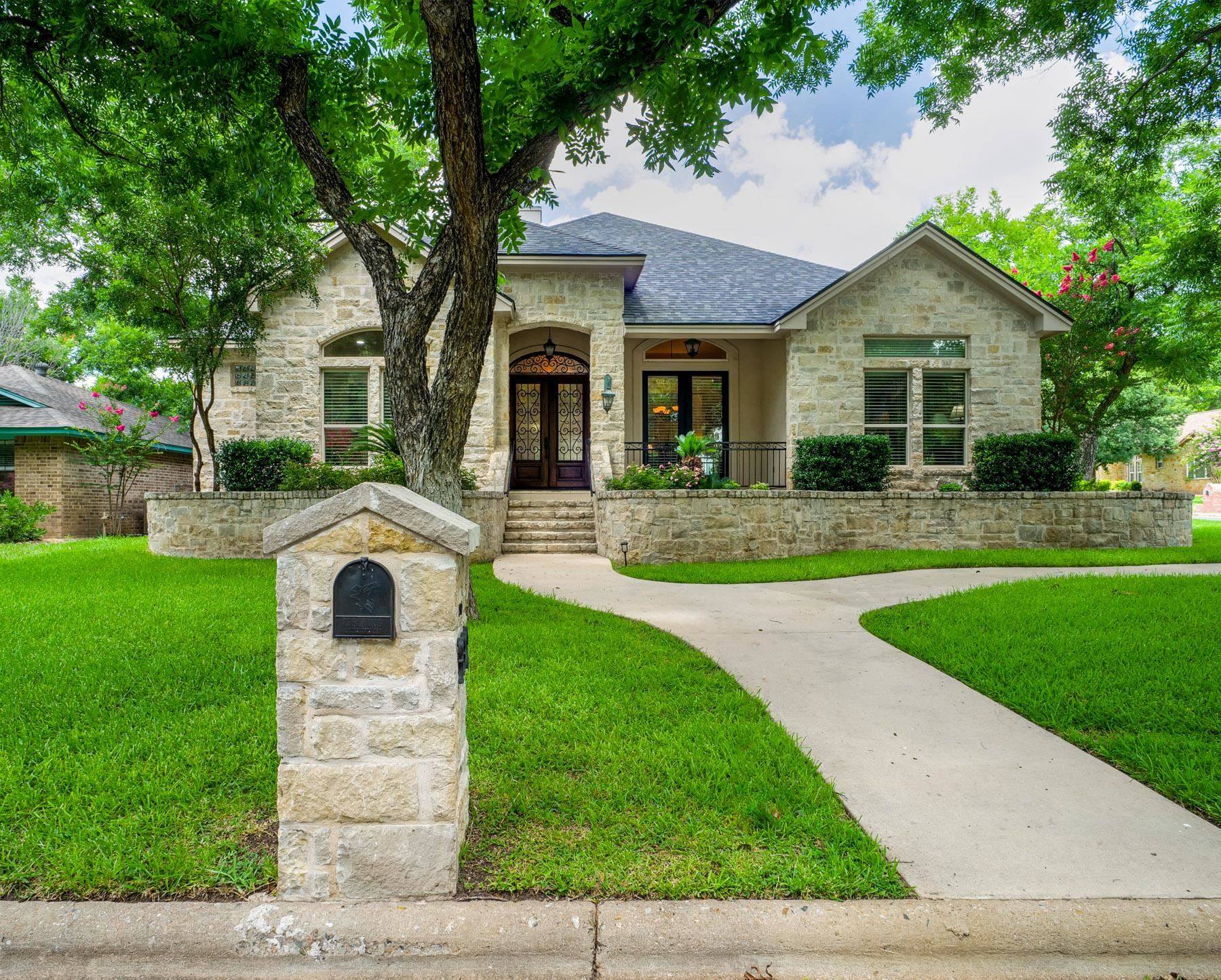 332 San Saba ST, Meadowlakes, TX 78654