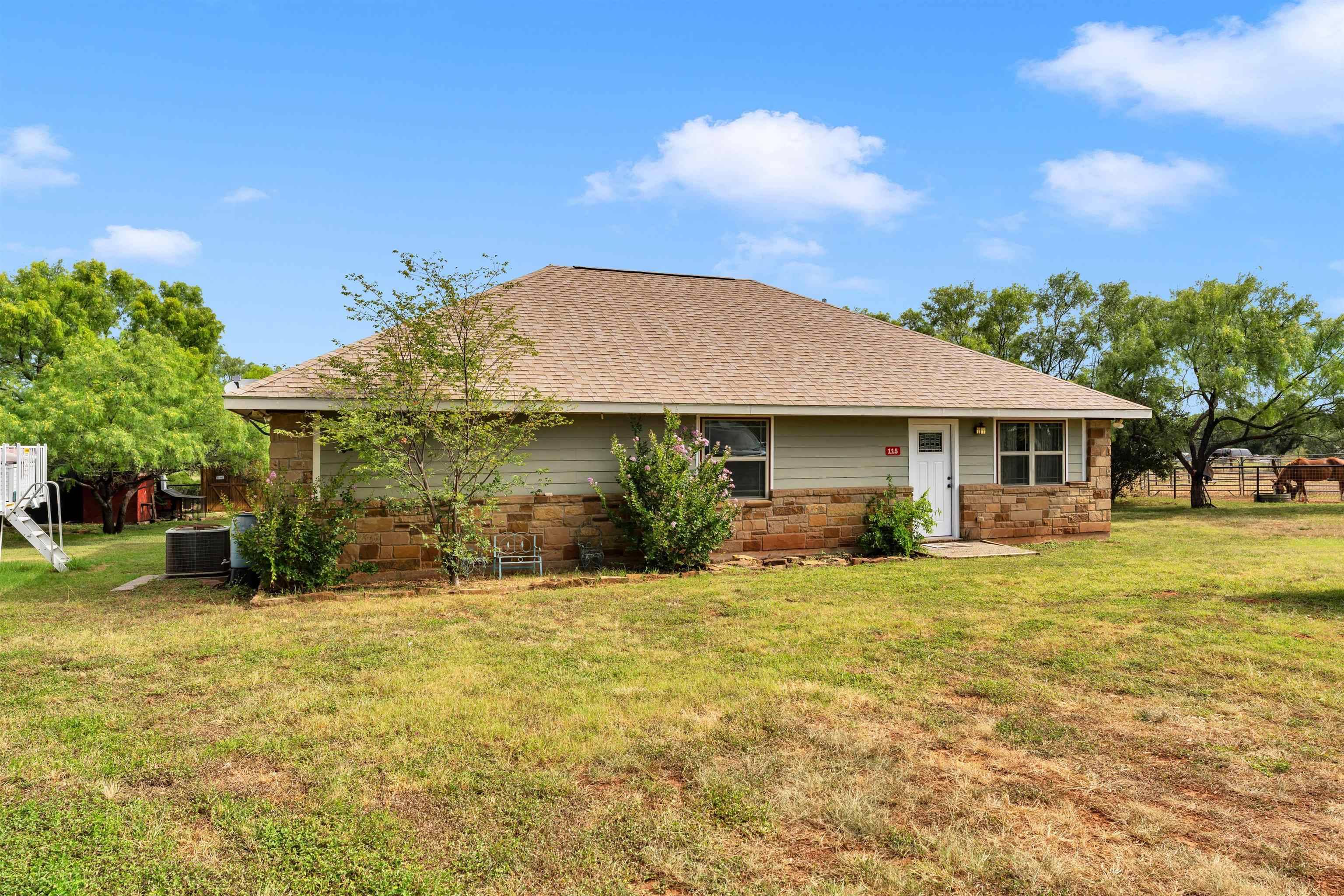 115 Fieldstone DR, Llano, TX 78643