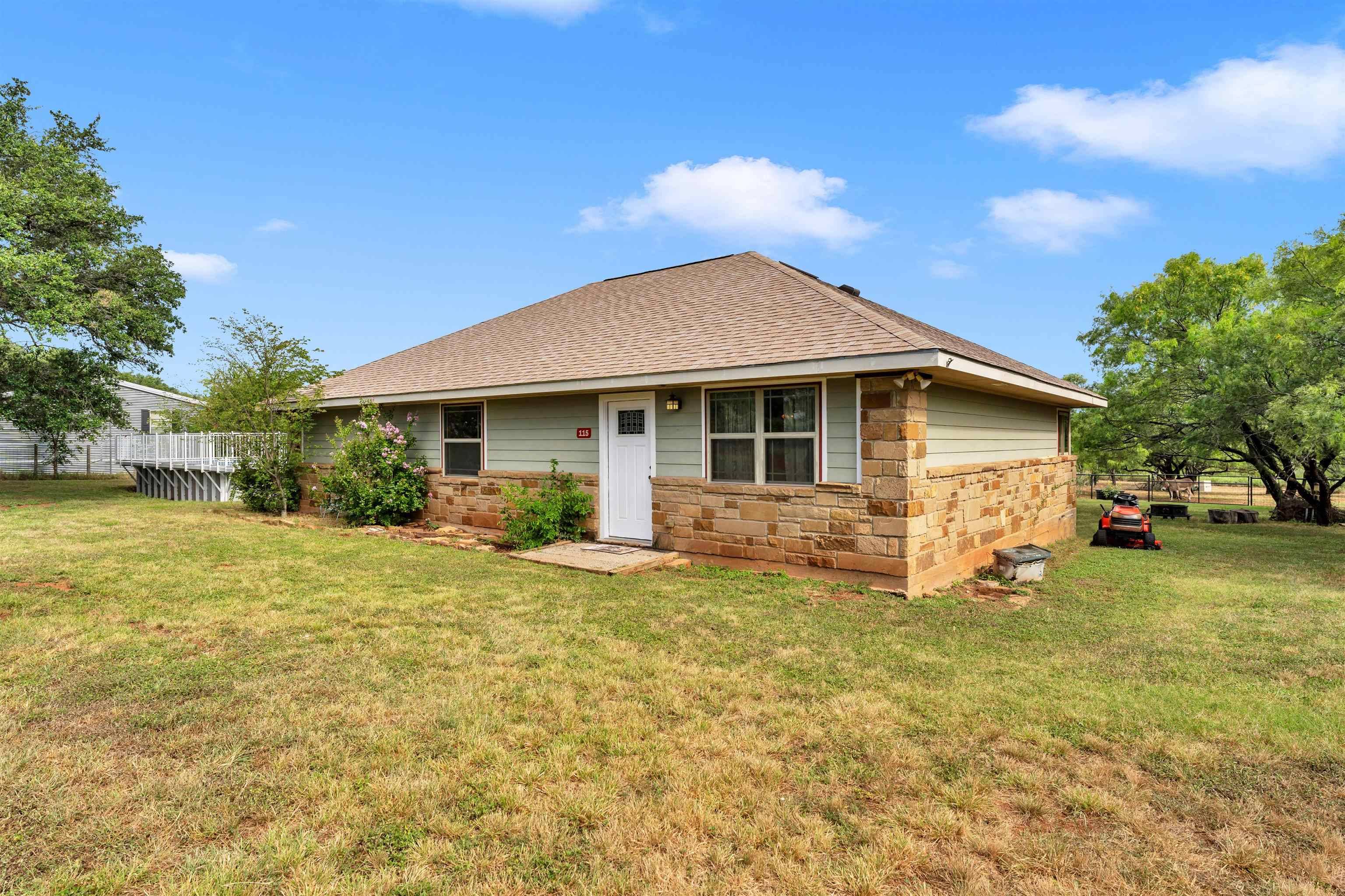 115 Fieldstone DR, Llano, TX 78643