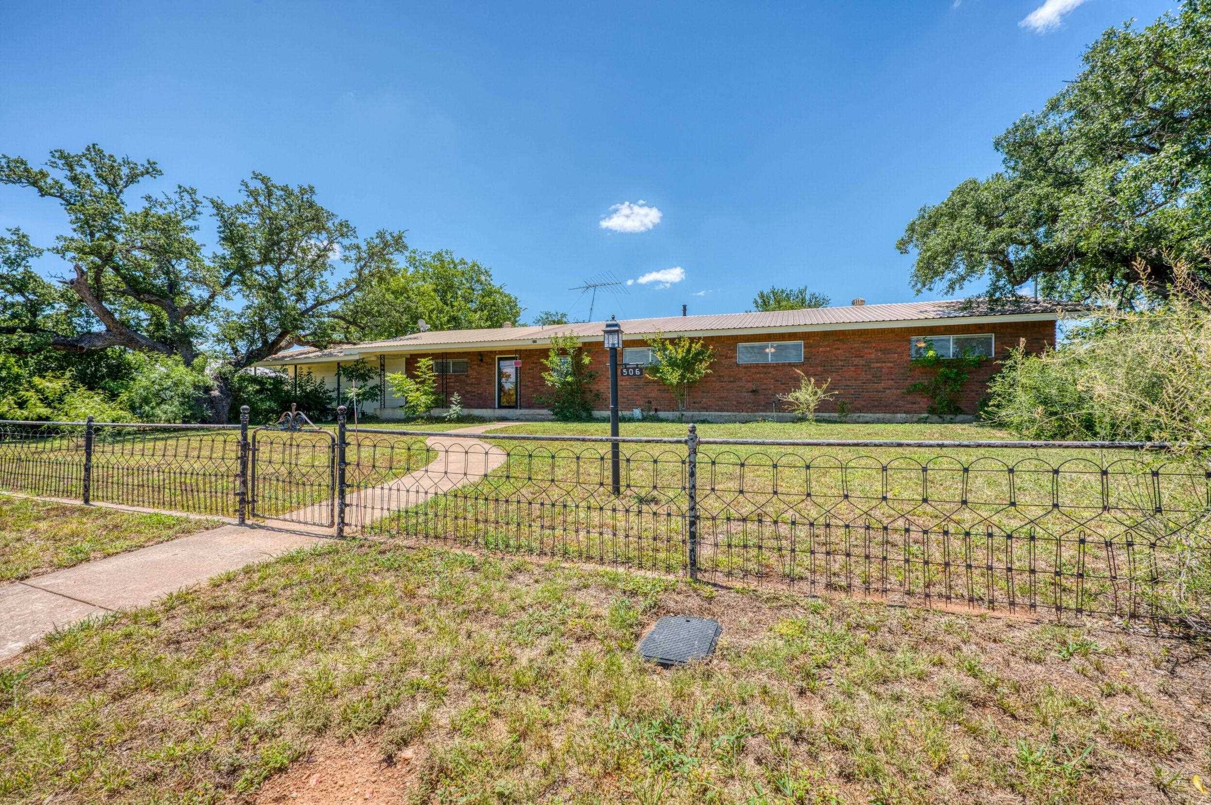 506 E Wallace ST, Llano, TX 78643
