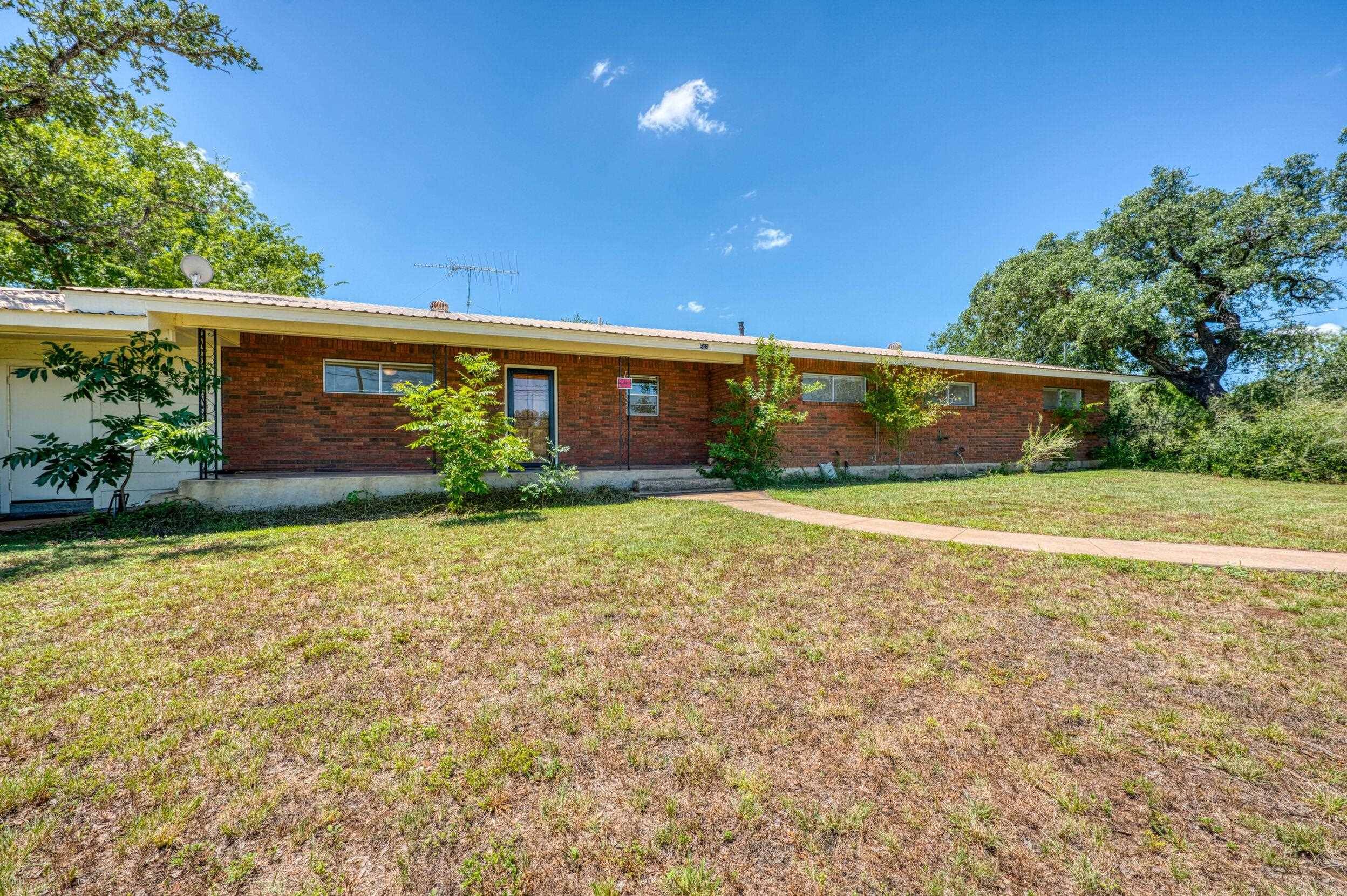 506 E Wallace ST, Llano, TX 78643