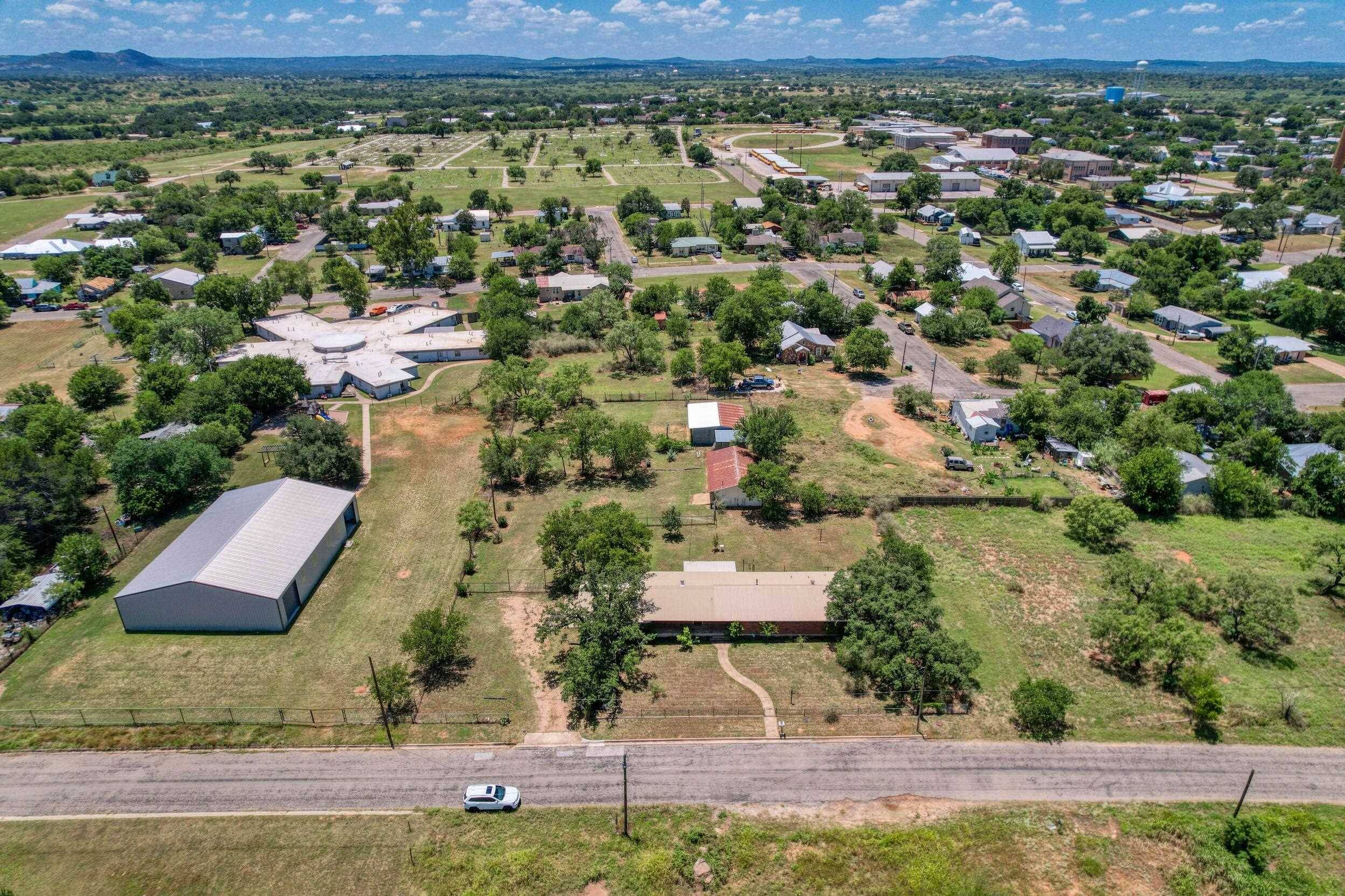 506 E Wallace ST, Llano, TX 78643