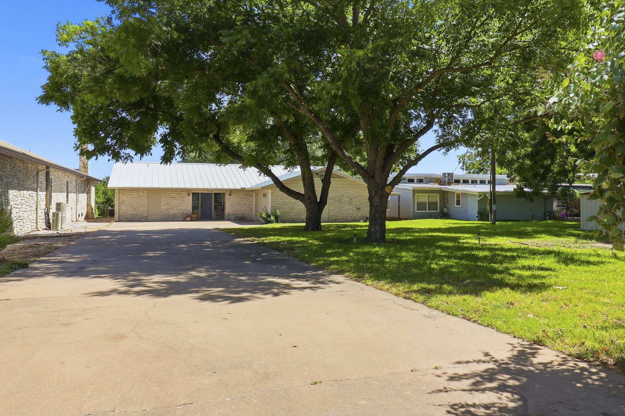 3000 River Oaks DR, Kingsland, TX 78639