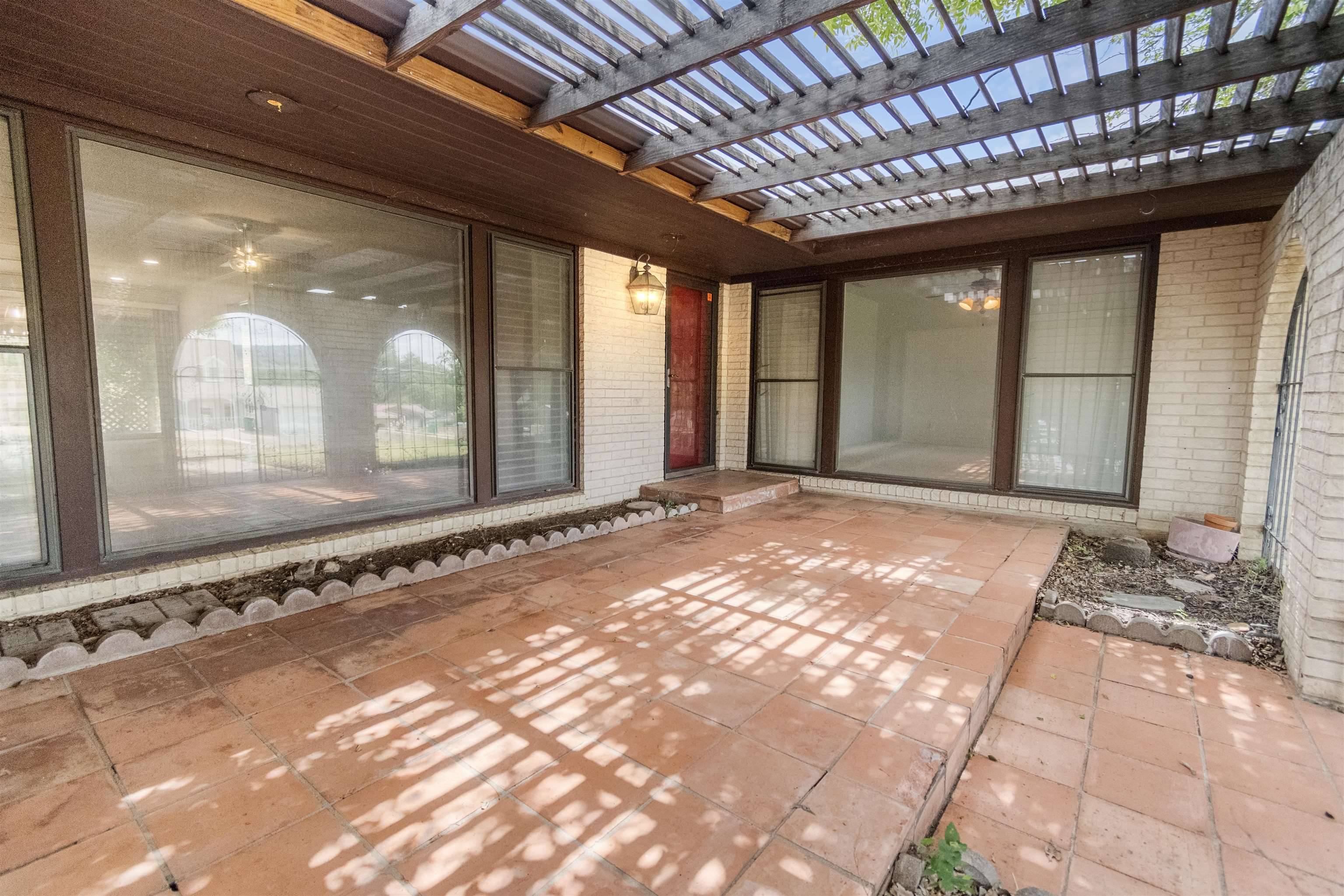 4017 River Oaks Dr, Kingsland, TX 78639