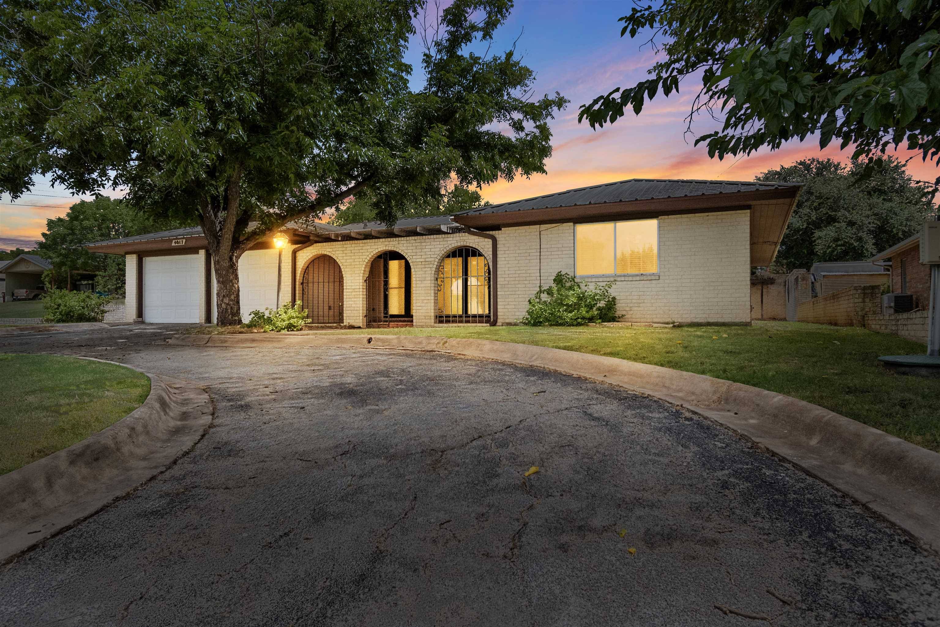 4017 River Oaks Dr, Kingsland, TX 78639