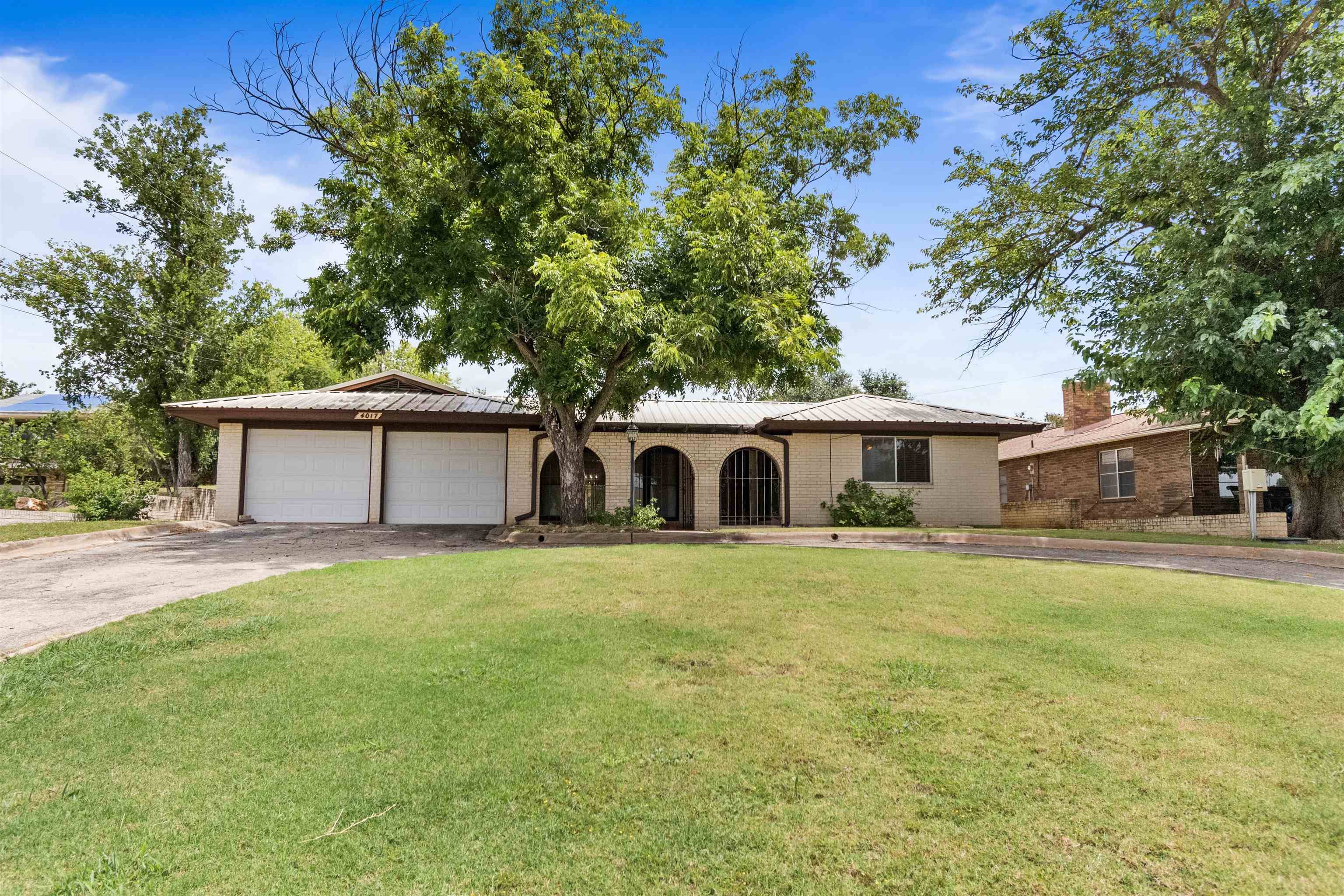 4017 River Oaks Dr, Kingsland, TX 78639