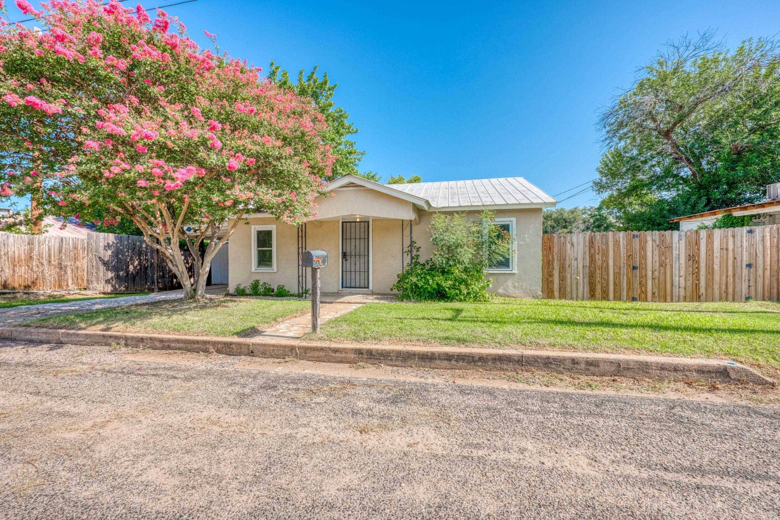 103 E Lampasas ST, Llano, TX 78643