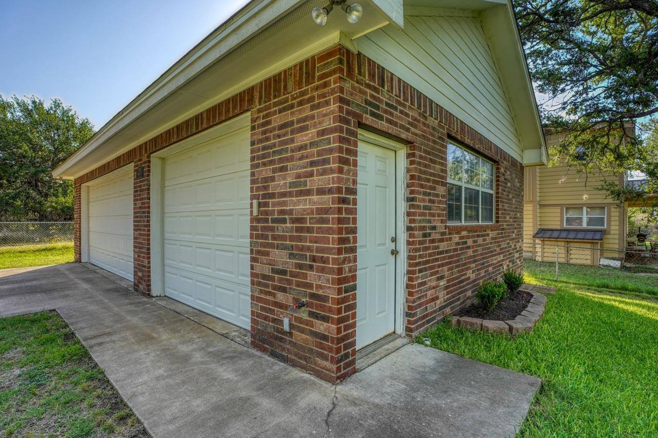 220 W Lakecrest, Bluffton, TX 78607