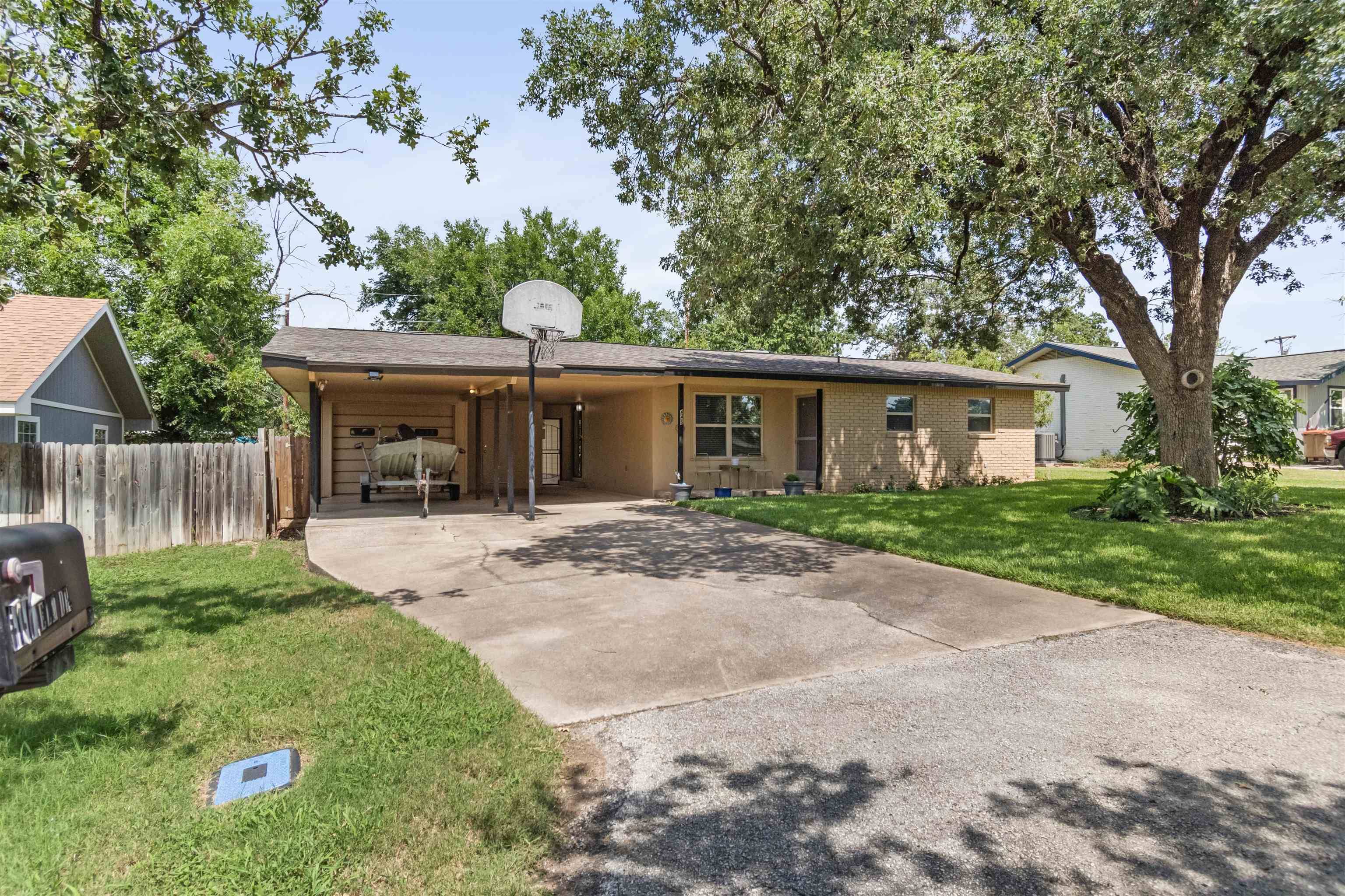 448 Elm DR, Kingsland, TX 78639