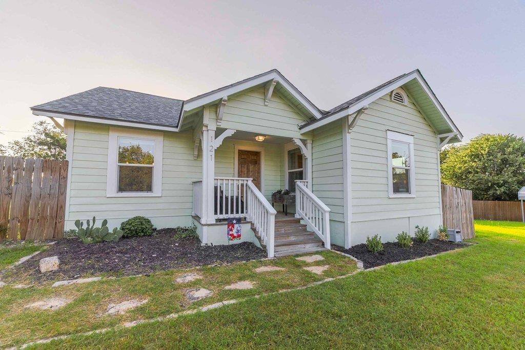 121 Margot LN, Spicewood, TX 78669