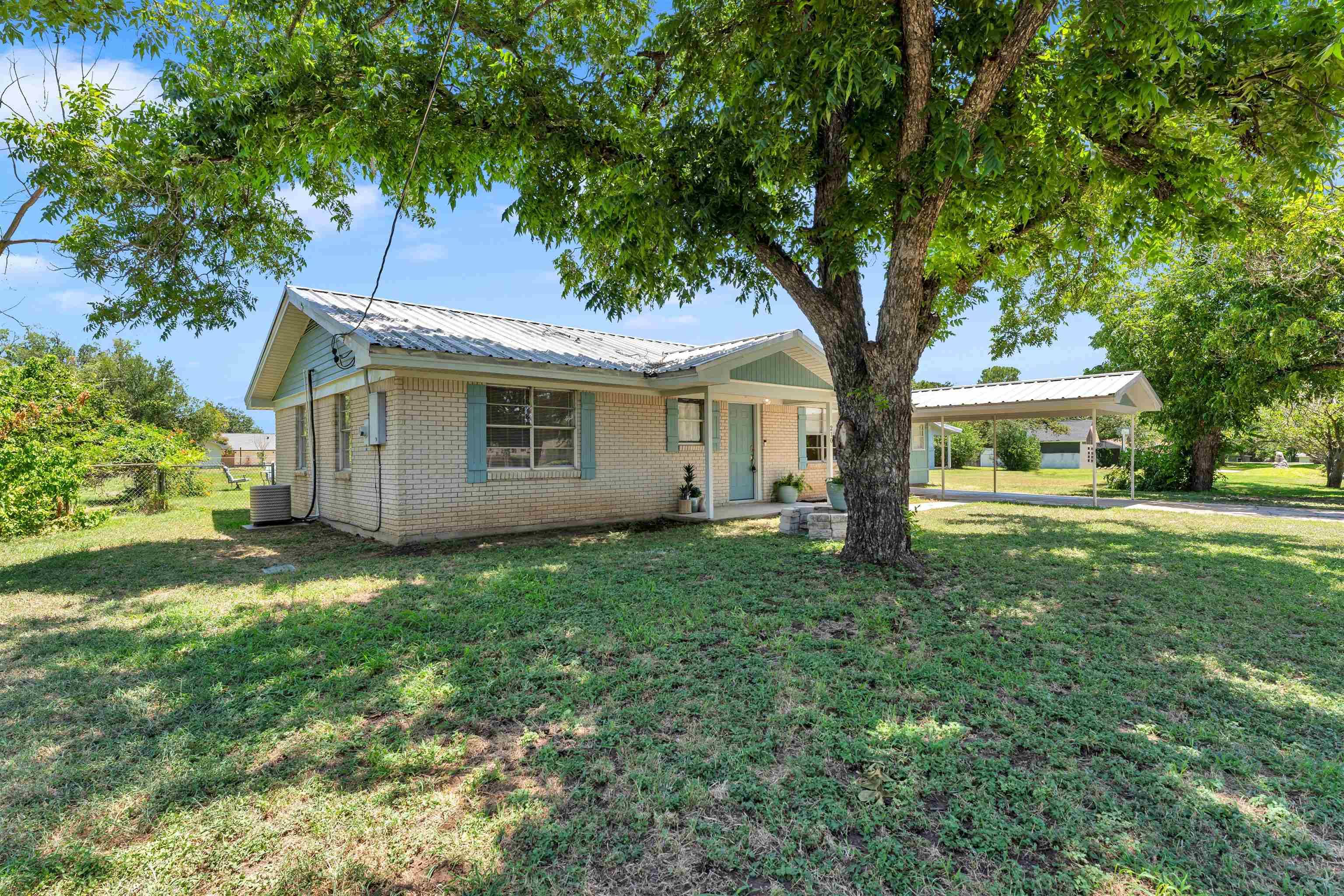 210 Robin RD, Highland Haven, TX 78654