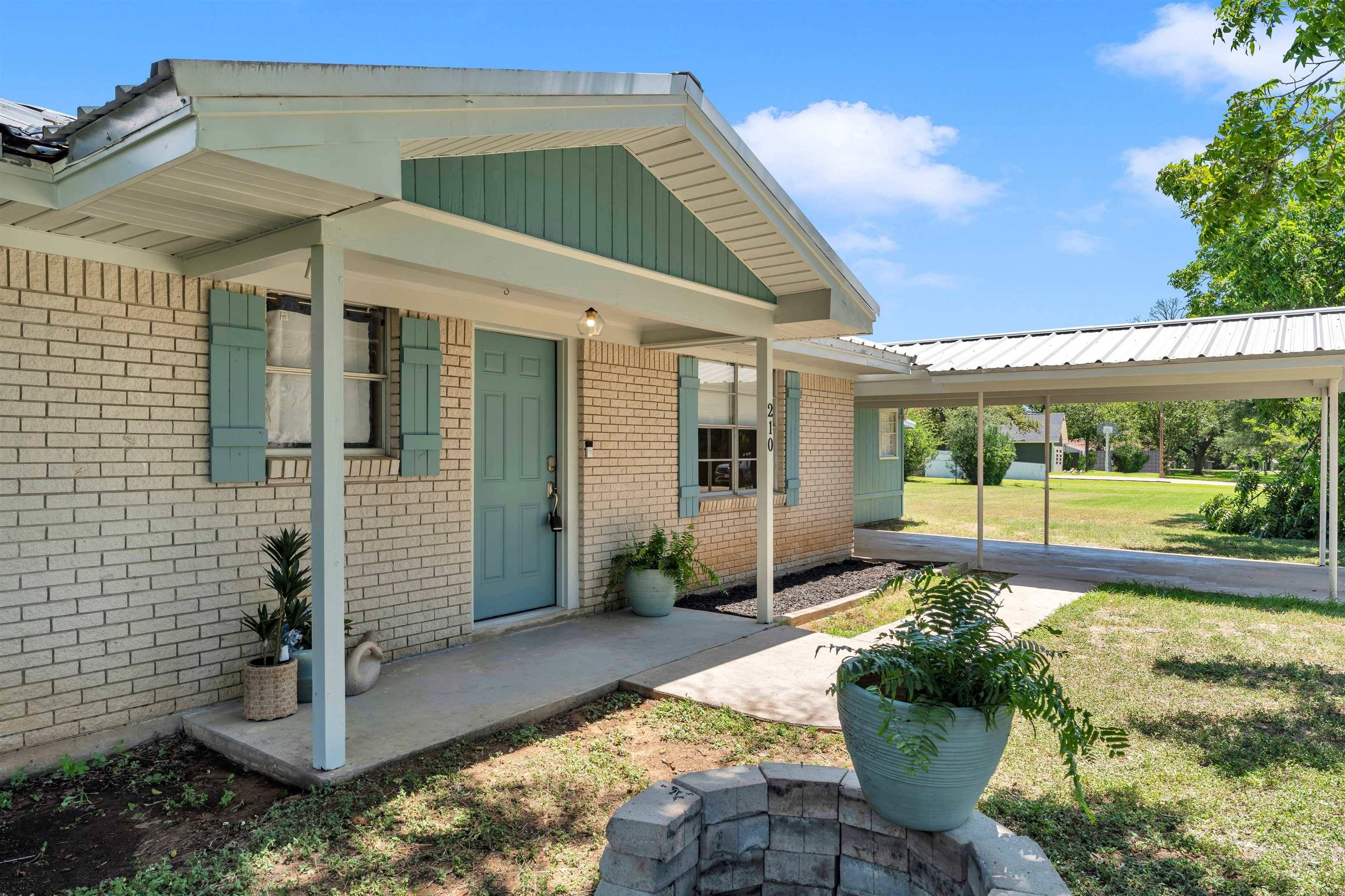 210 Robin RD, Highland Haven, TX 78654