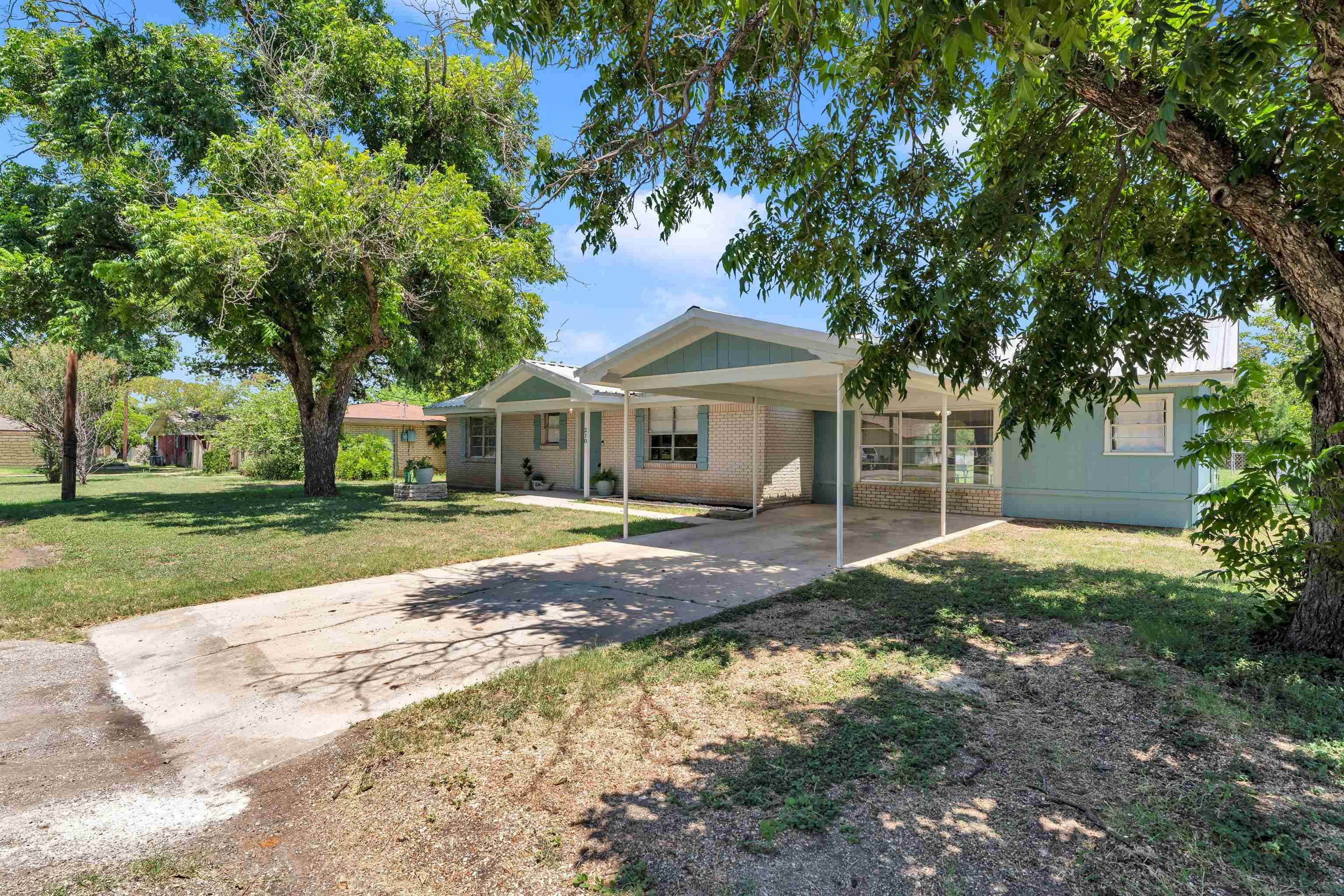 210 Robin RD, Highland Haven, TX 78654