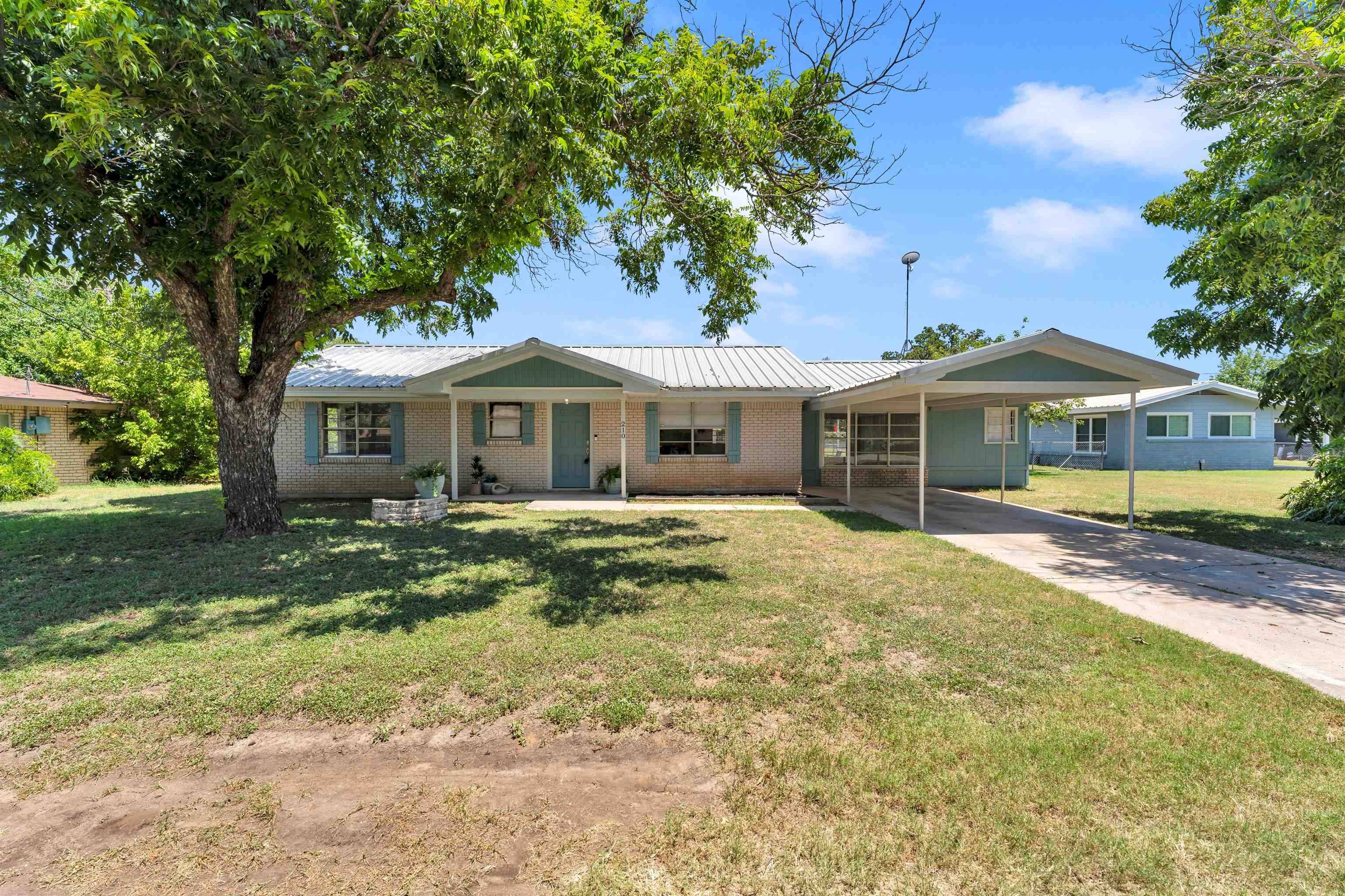 210 Robin RD, Highland Haven, TX 78654