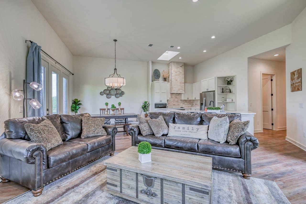 302 Parallel CIR, Horseshoe Bay, TX 78657-0000