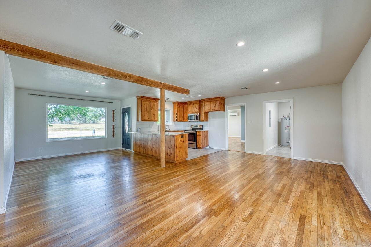 1207 W Haynie ST, Llano, TX 78643