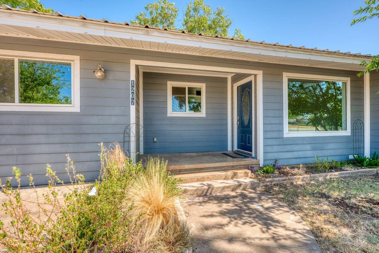 1207 W Haynie ST, Llano, TX 78643