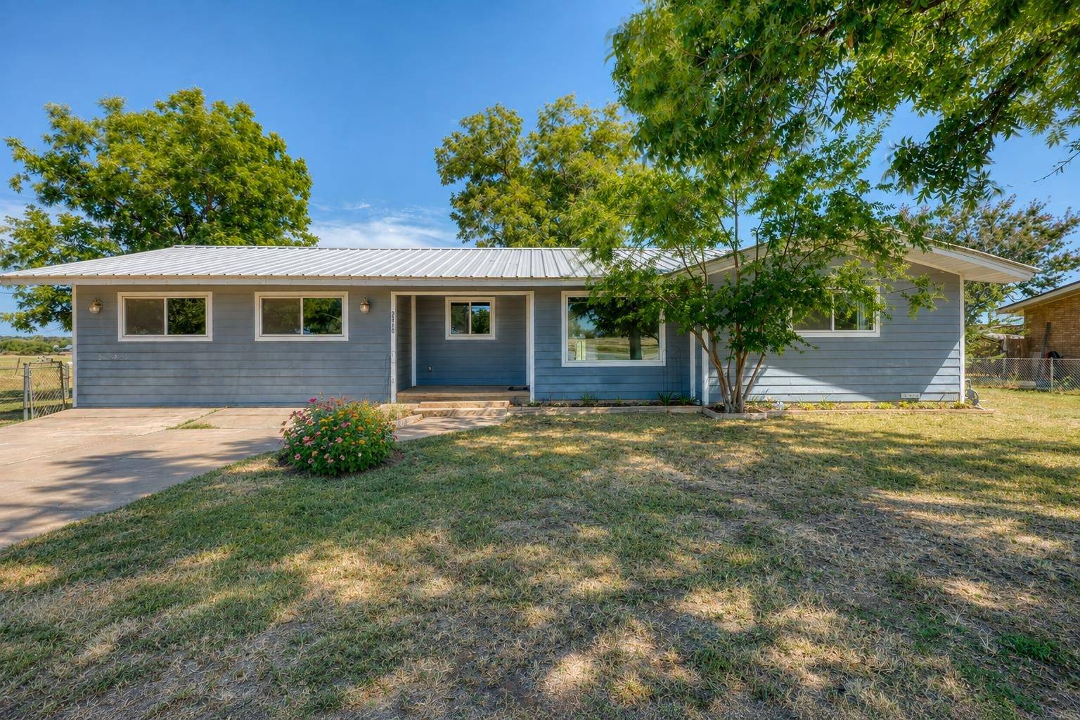 1207 W Haynie ST, Llano, TX 78643