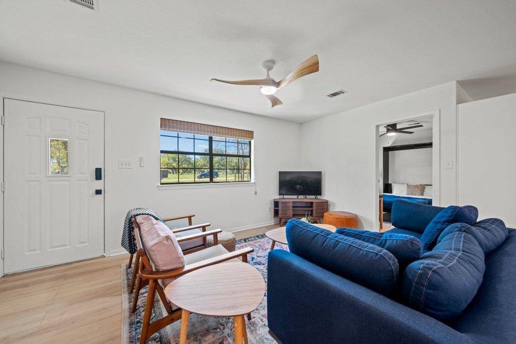 512 W Pecan DR, Johnson City, TX 78636