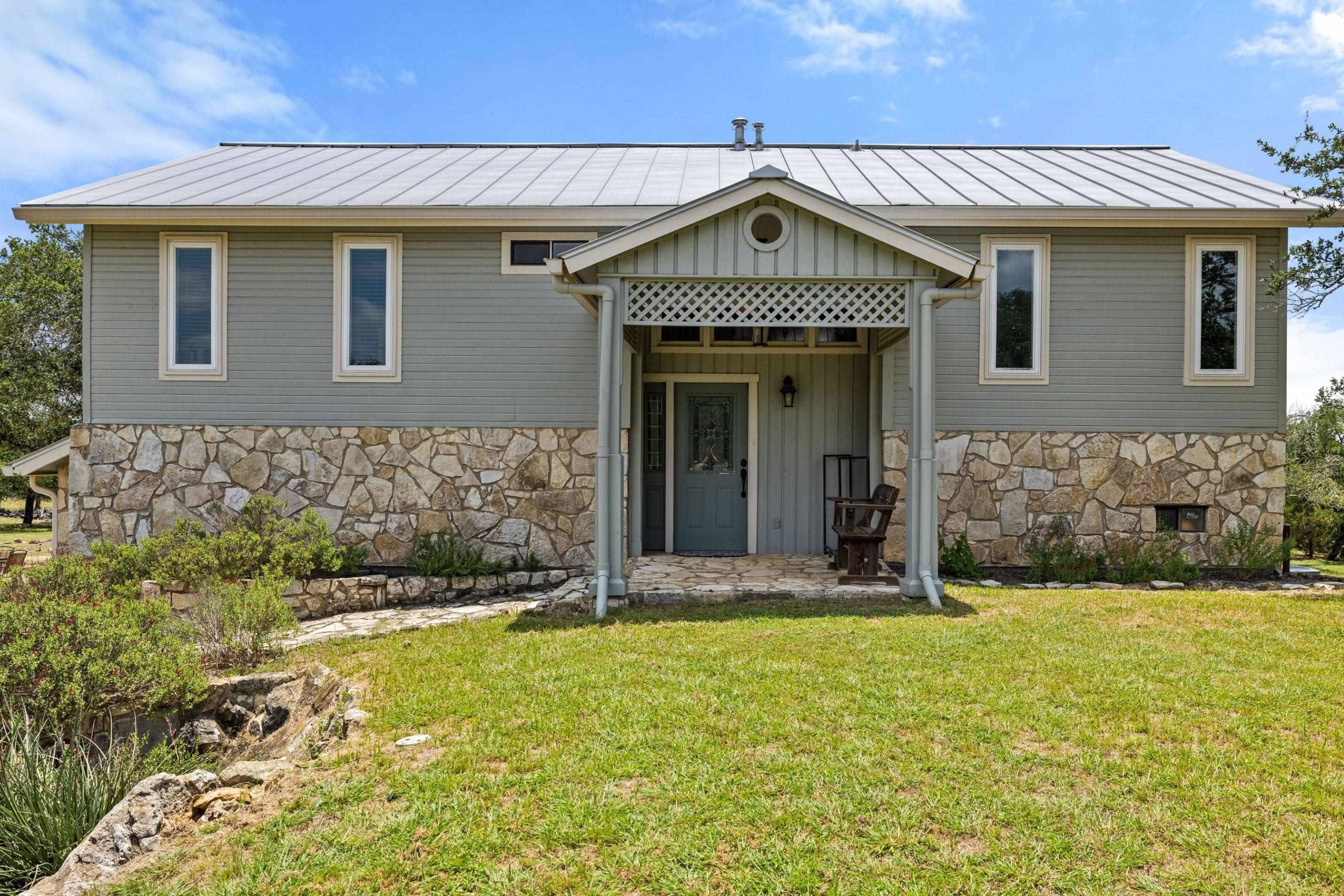 143 Oak LN, Johnson City, TX 78636
