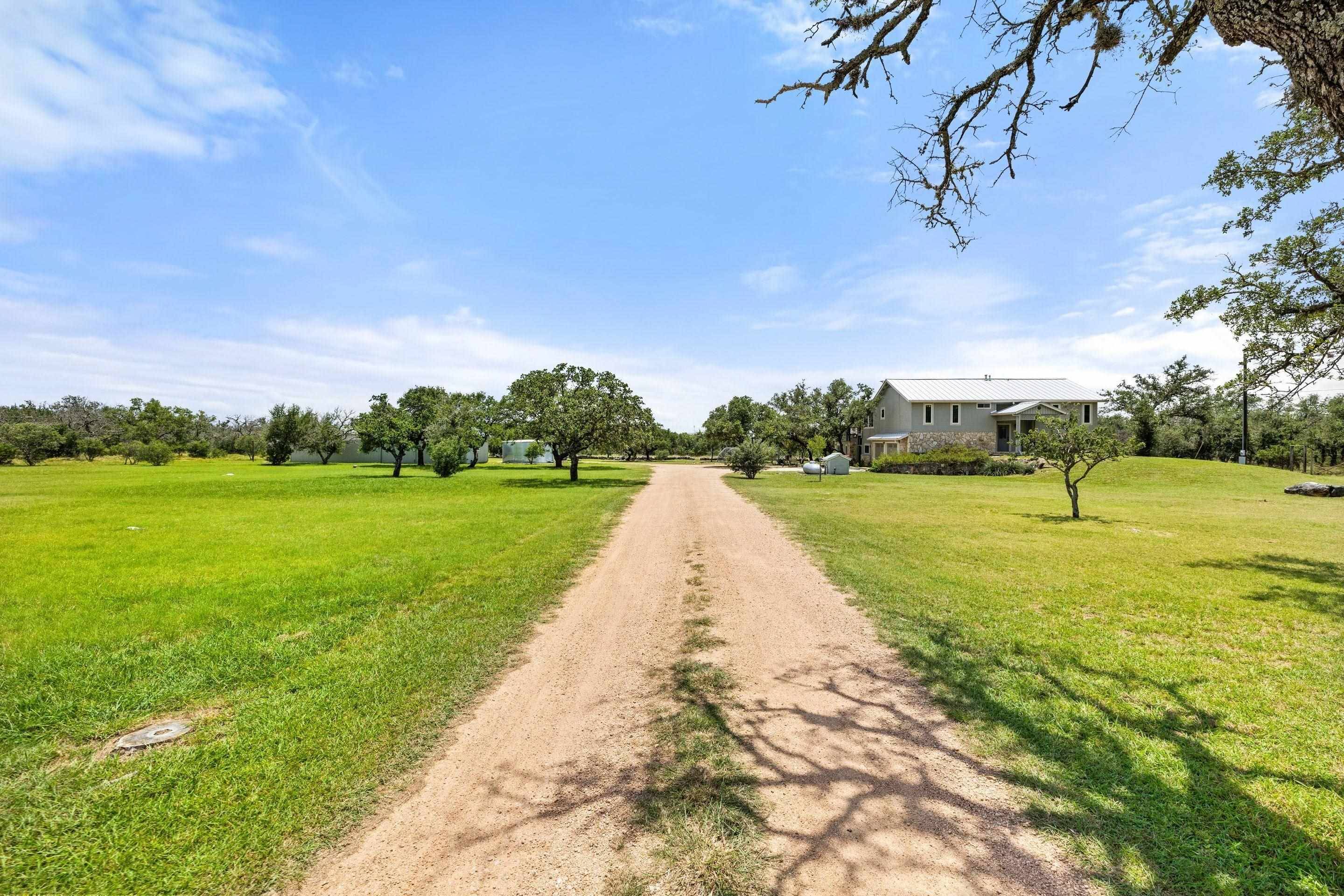 143 Oak LN, Johnson City, TX 78636