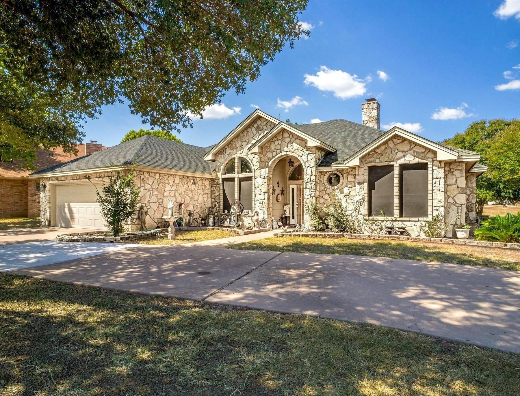 120 Meadowlakes, Meadowlakes, TX 78654
