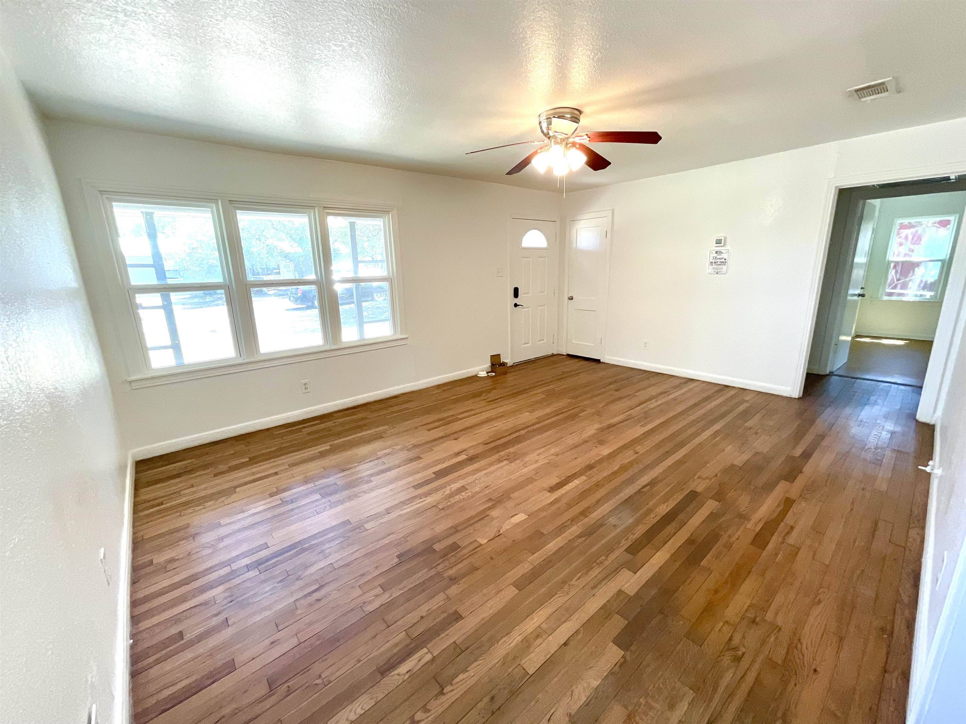1007 Flag ST, Llano, TX 78643