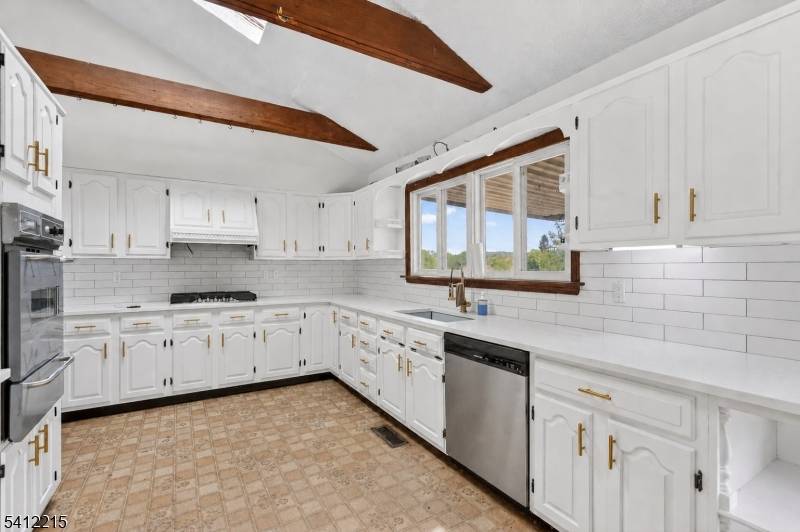1 Mountain View Ct, Clinton Twp., NJ 08833