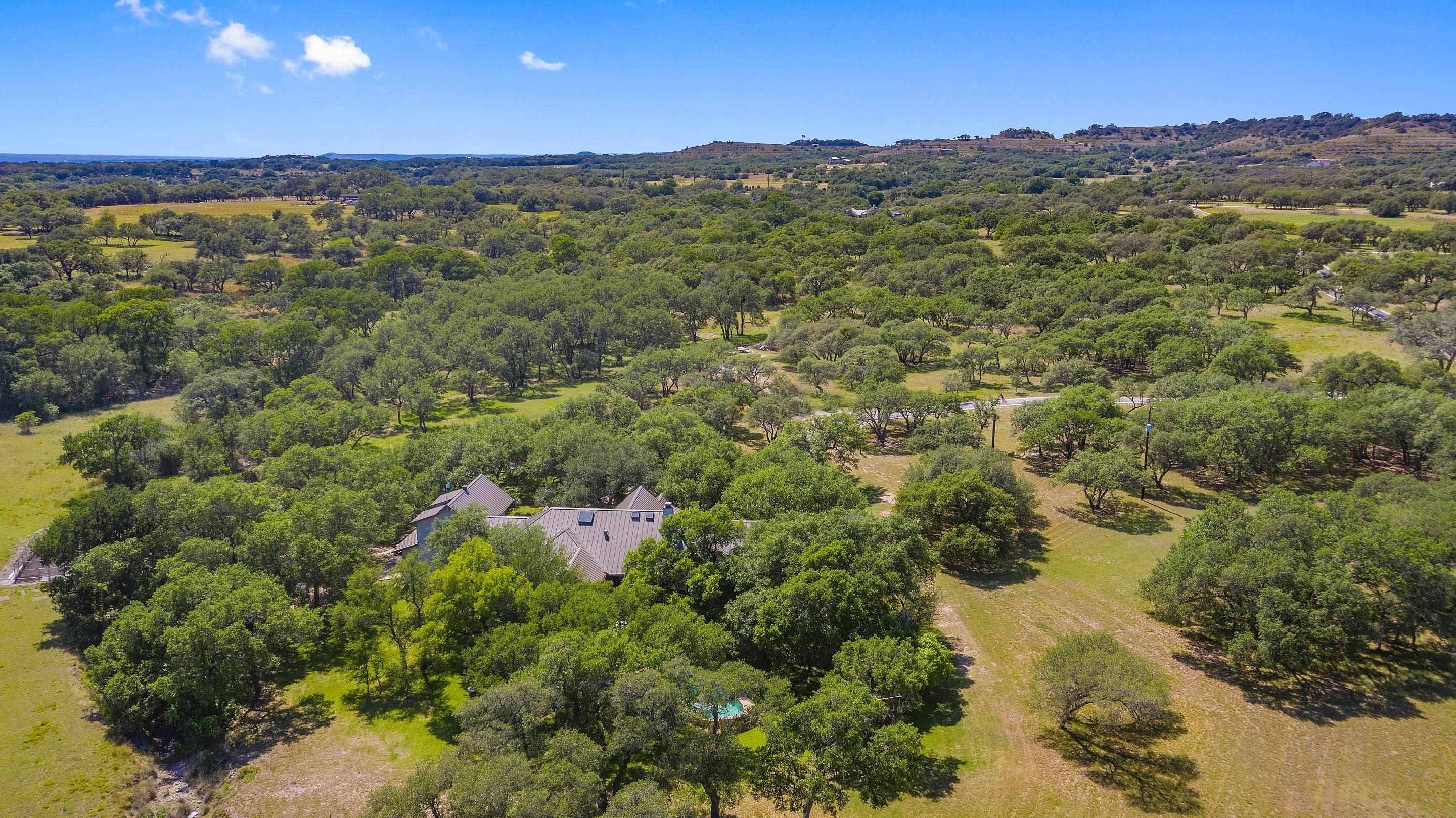 496 Landing LN, Blanco, TX 78606