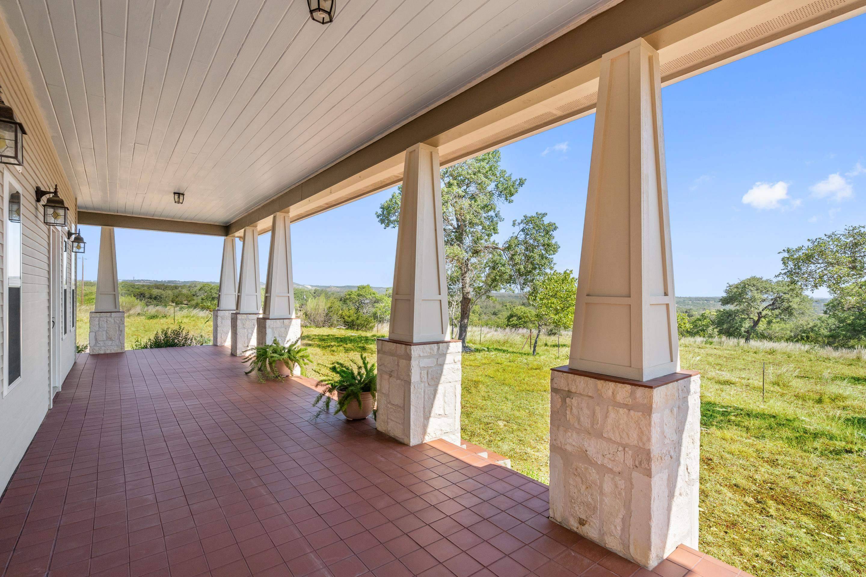 387 Dove Hill DR, Blanco, TX 78606