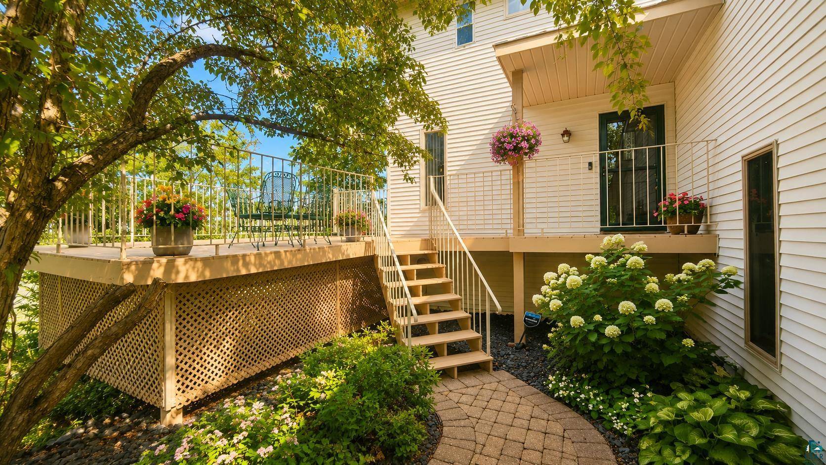 2820 W 15th St #1, Duluth, MN 55806