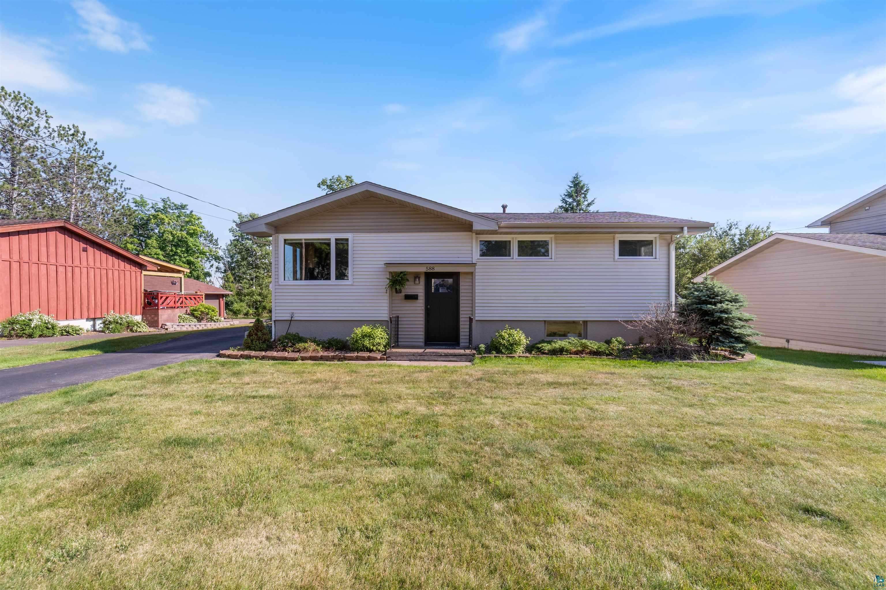 588 W Winona St, Duluth, MN 55803