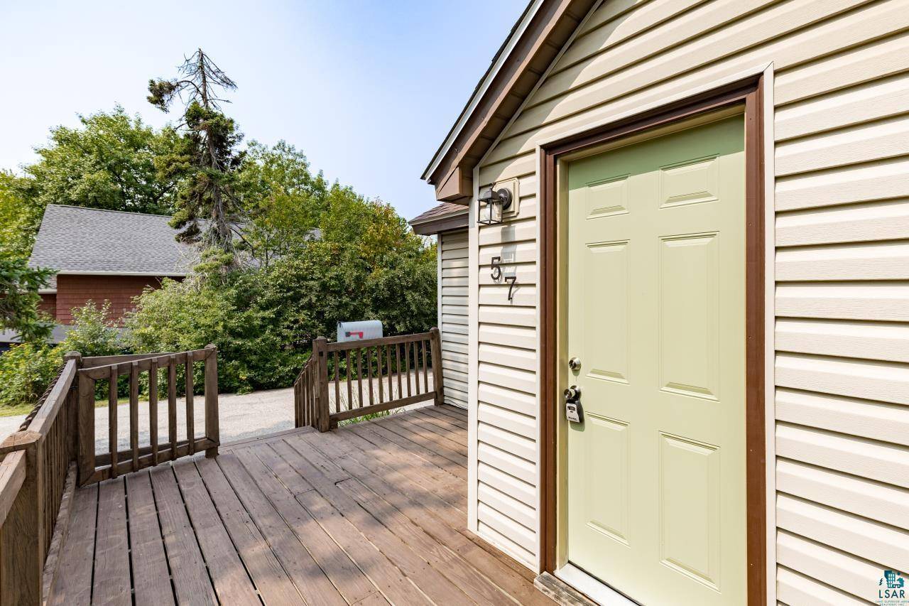 57 W Chisholm St, Duluth, MN 55803