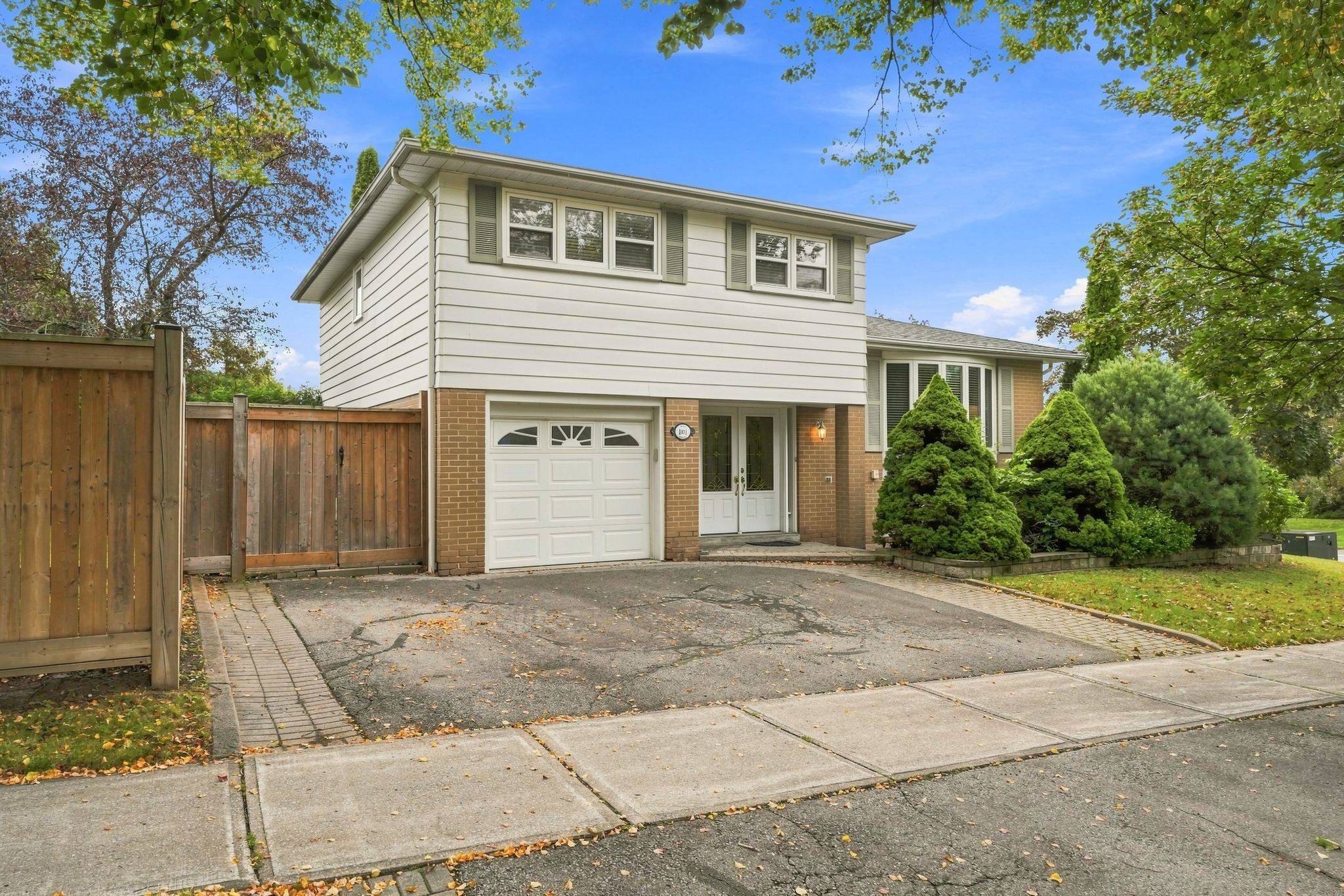 101 Hill DR, Aurora, ON L4G 3A9