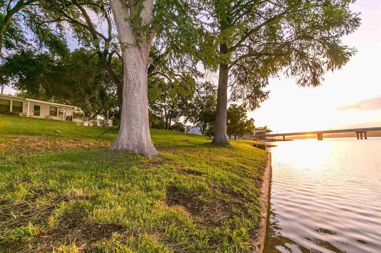 1600 Bluebonnet LN, Kingsland, TX 78639