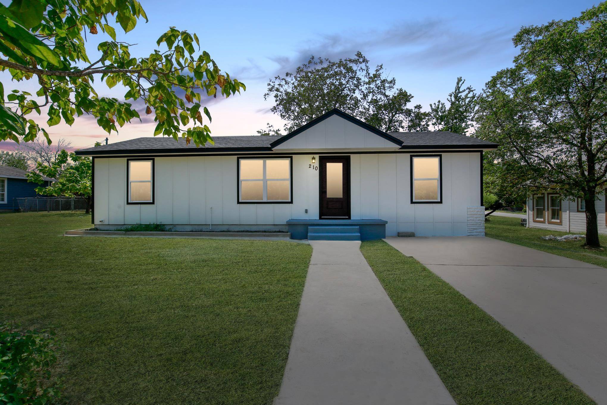 210 N Porter ST, Lampasas, TX 76550