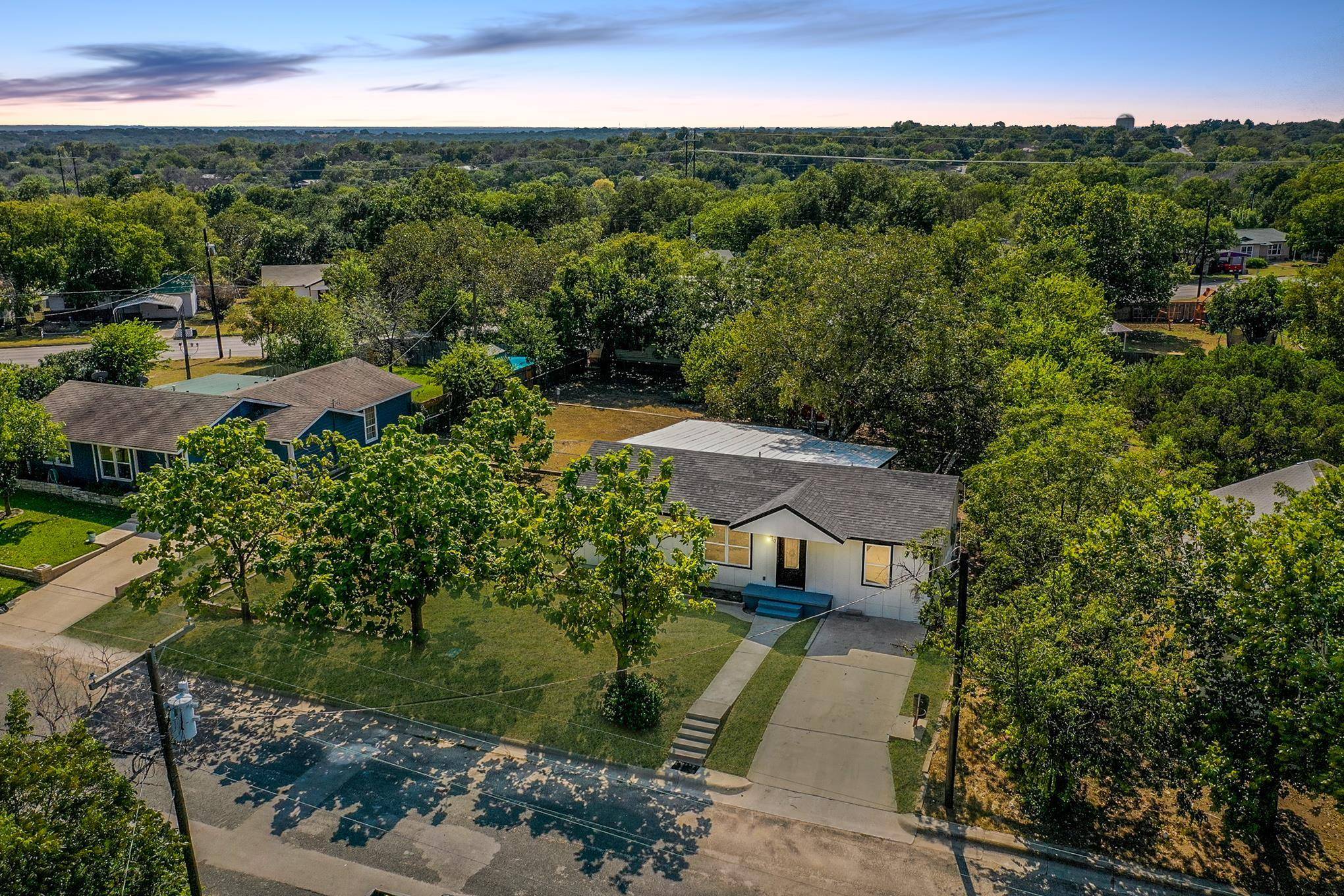 210 N Porter ST, Lampasas, TX 76550