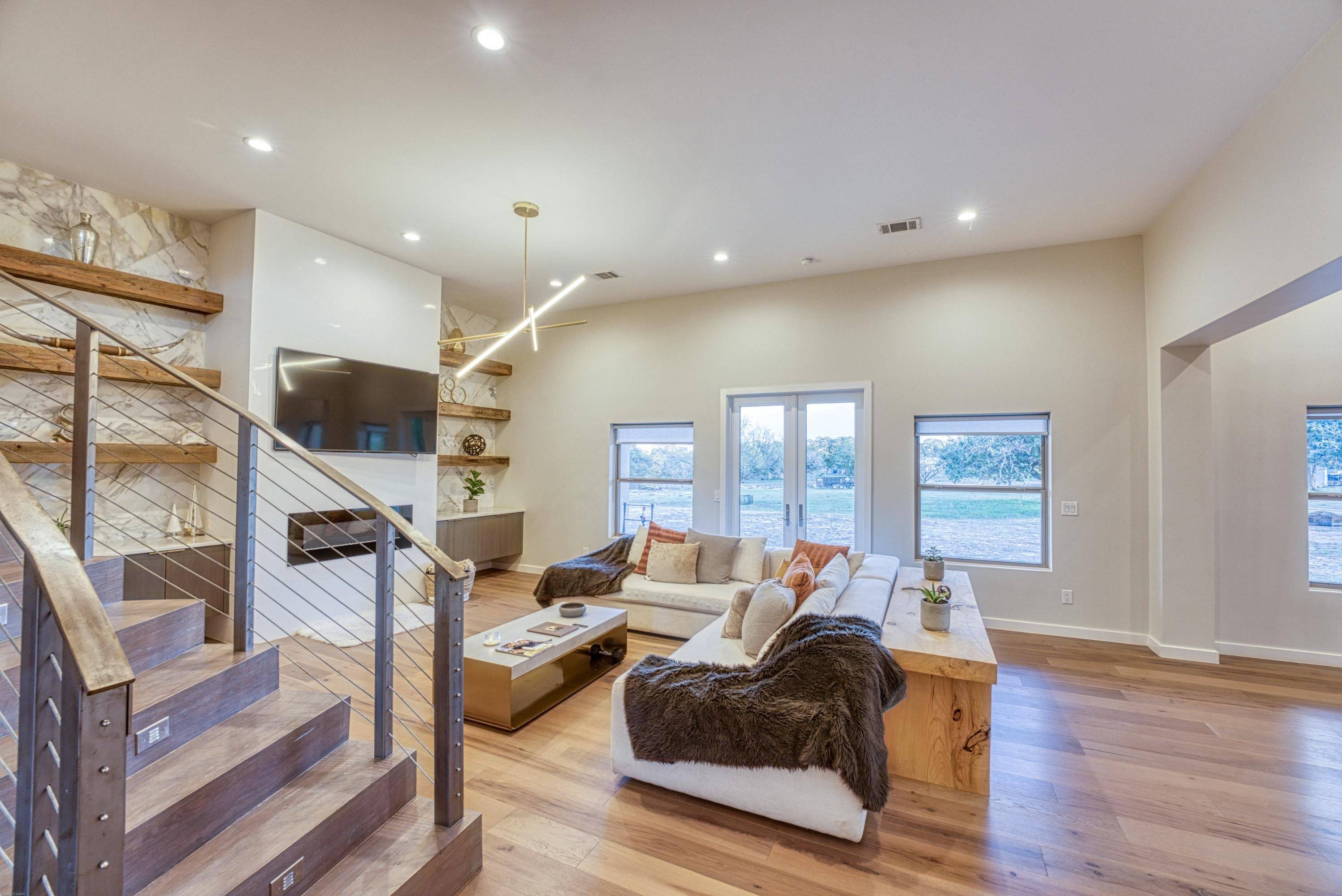 713 Oak Forest RD, Marble Falls, TX 78654