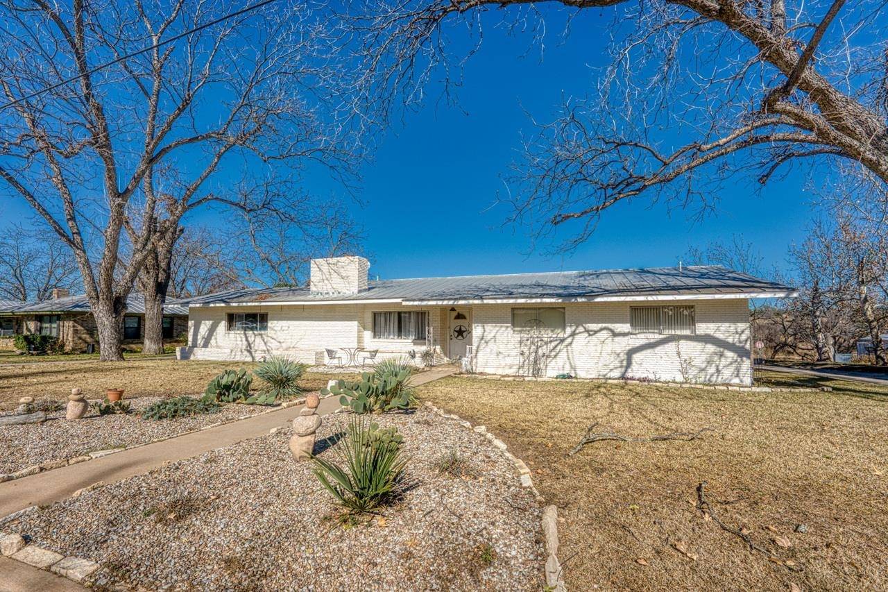 1107 E Sandstone ST, Llano, TX 78643