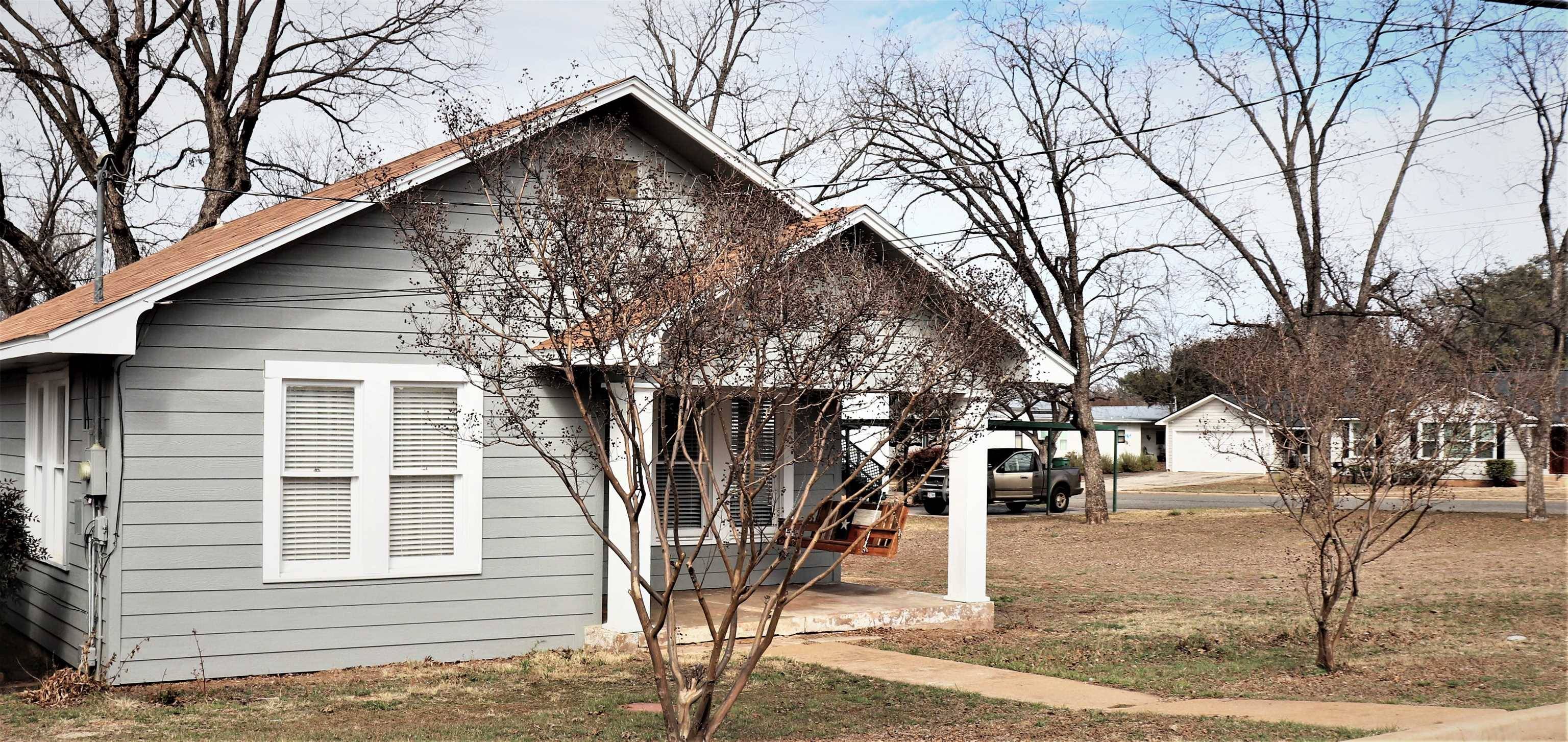 207 E Wallace ST, Llano, TX 78643