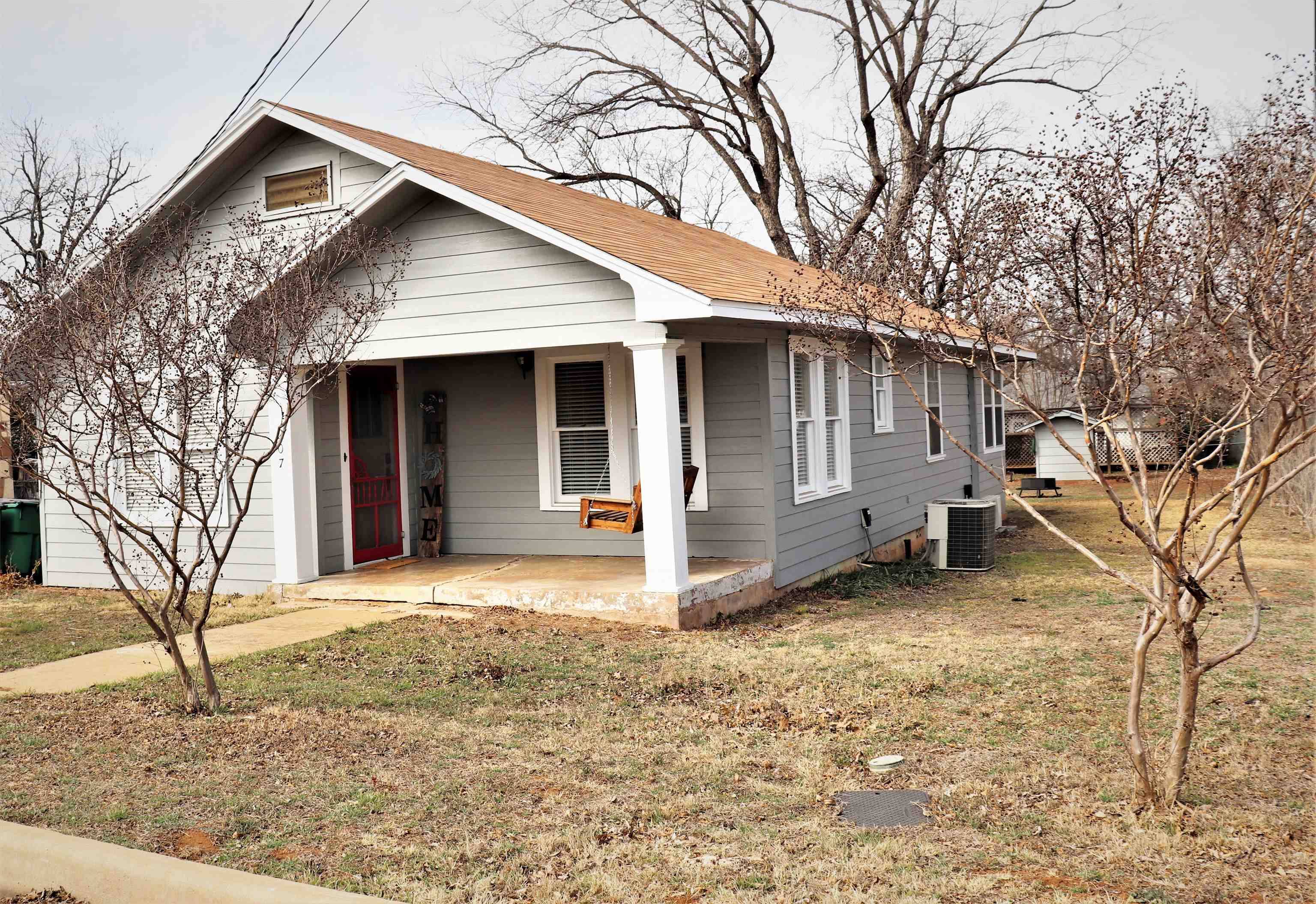 207 E Wallace ST, Llano, TX 78643