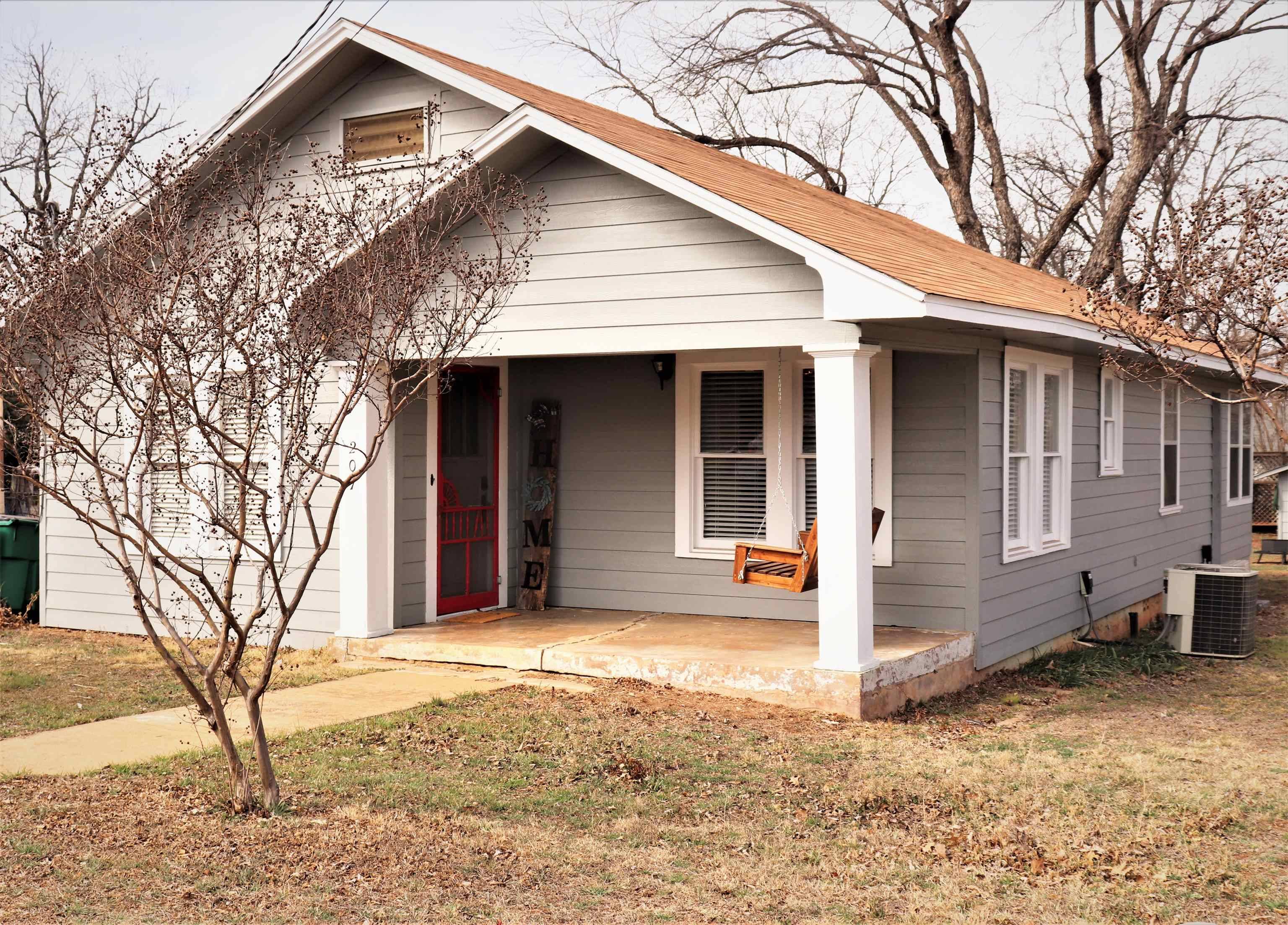 207 E Wallace ST, Llano, TX 78643