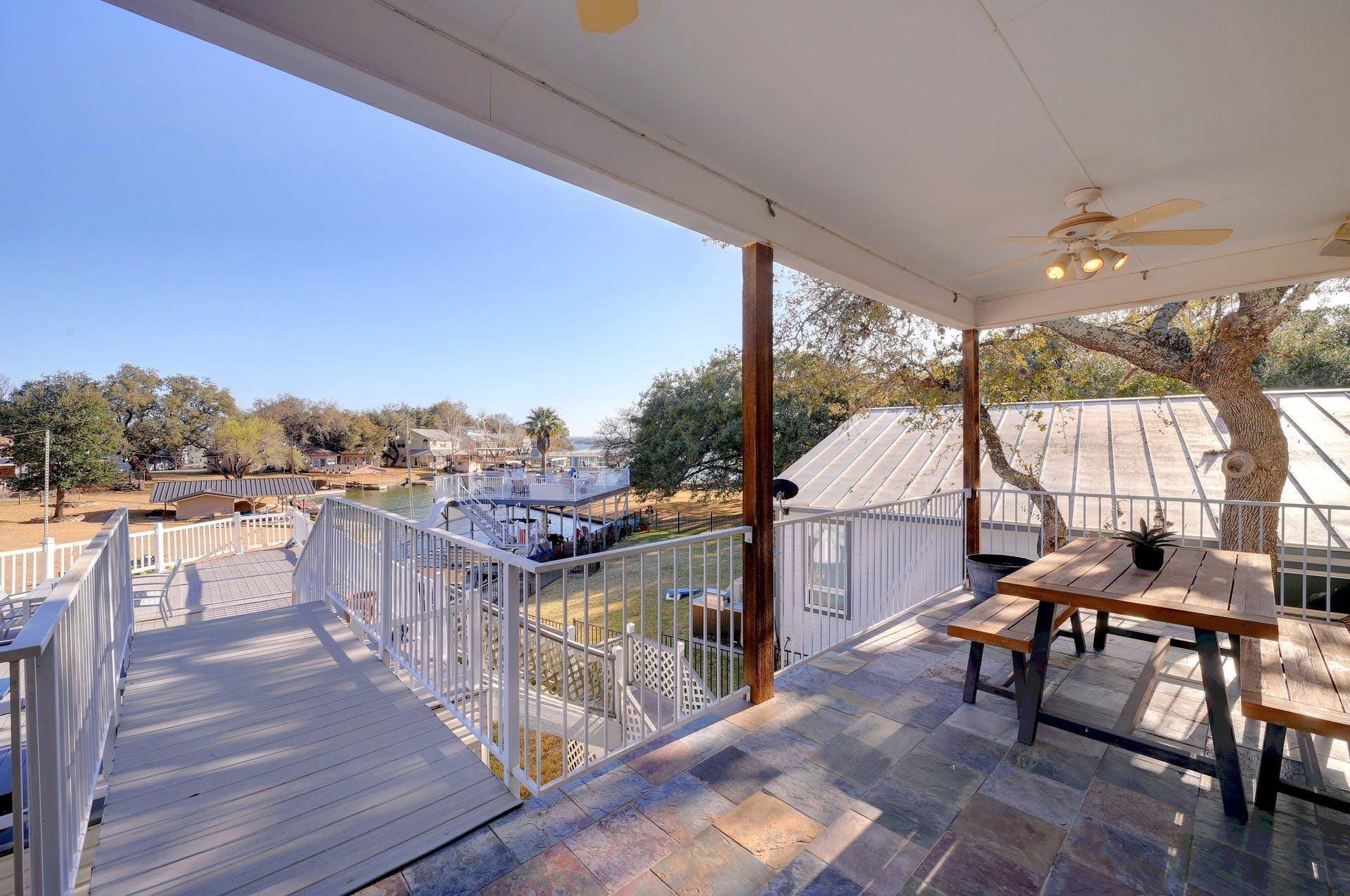 298 E Lakeshore DR, Sunrise Beach, TX 78643