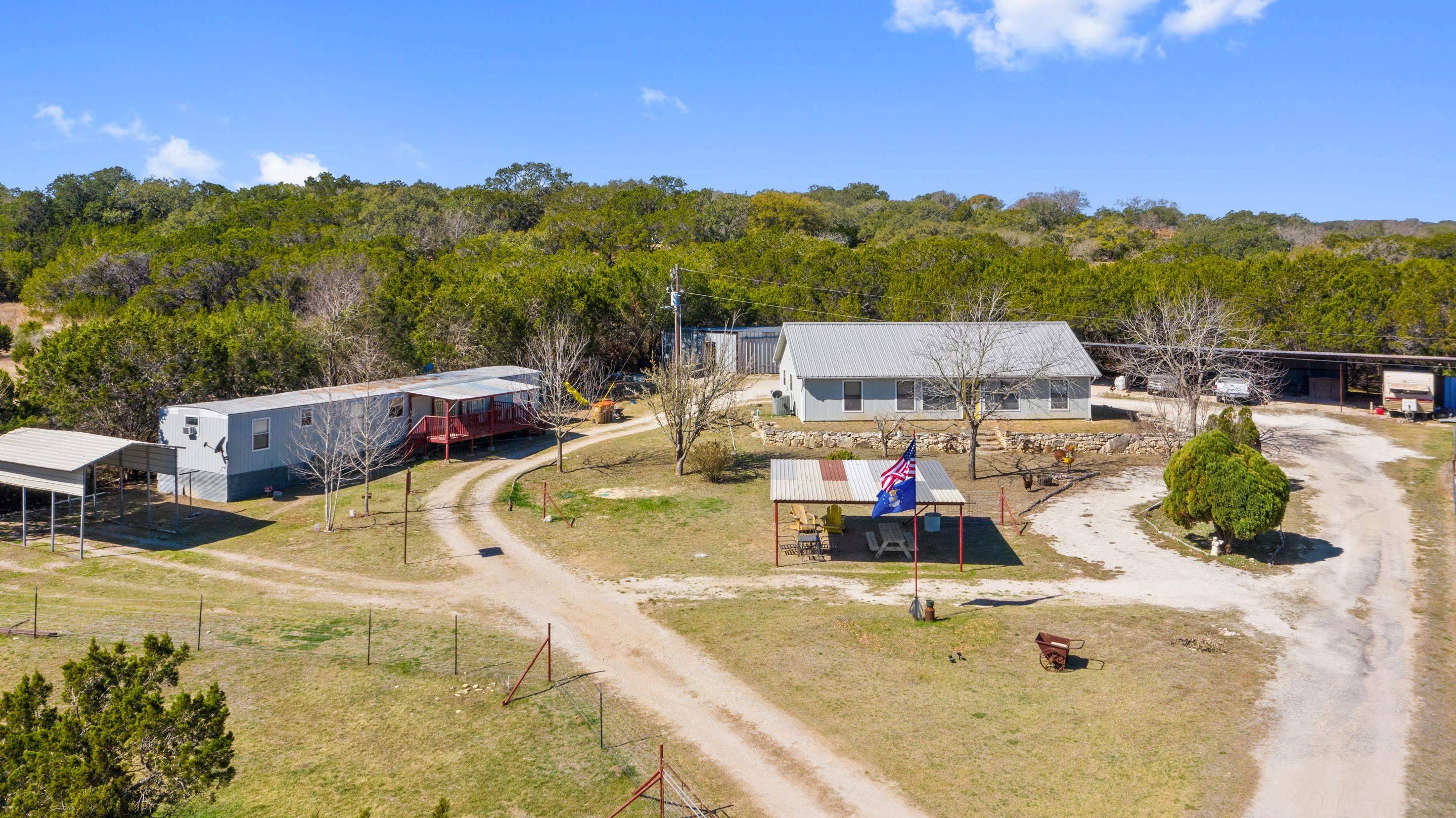 285 De la Fuente RD, Blanco, TX 78606