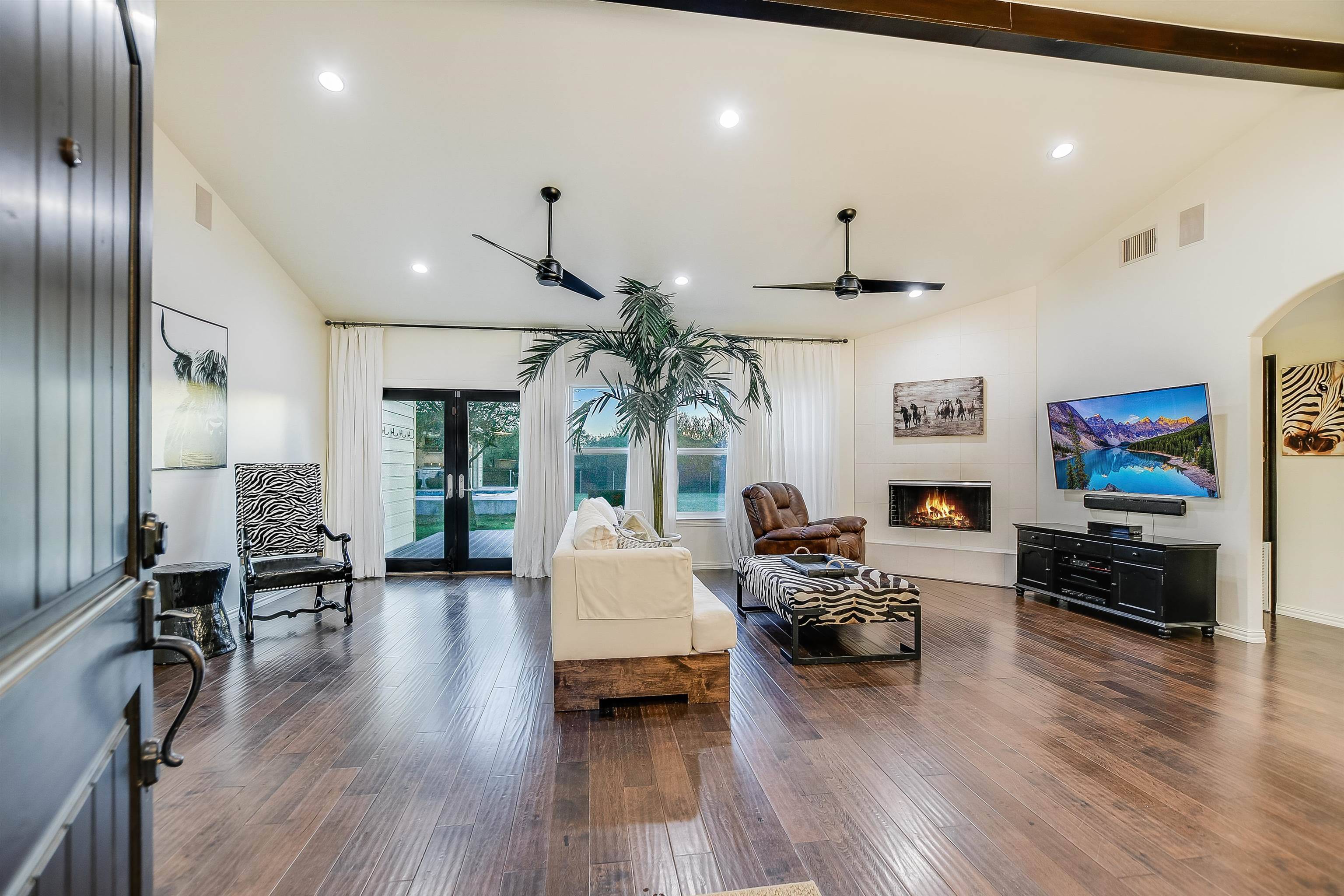 146 Meadow LN, Marble Falls, TX 78654-7878