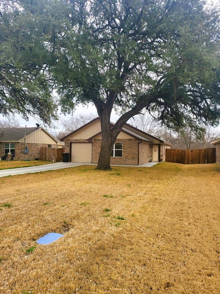 906 E Avenue B, Lampasas, TX 76550
