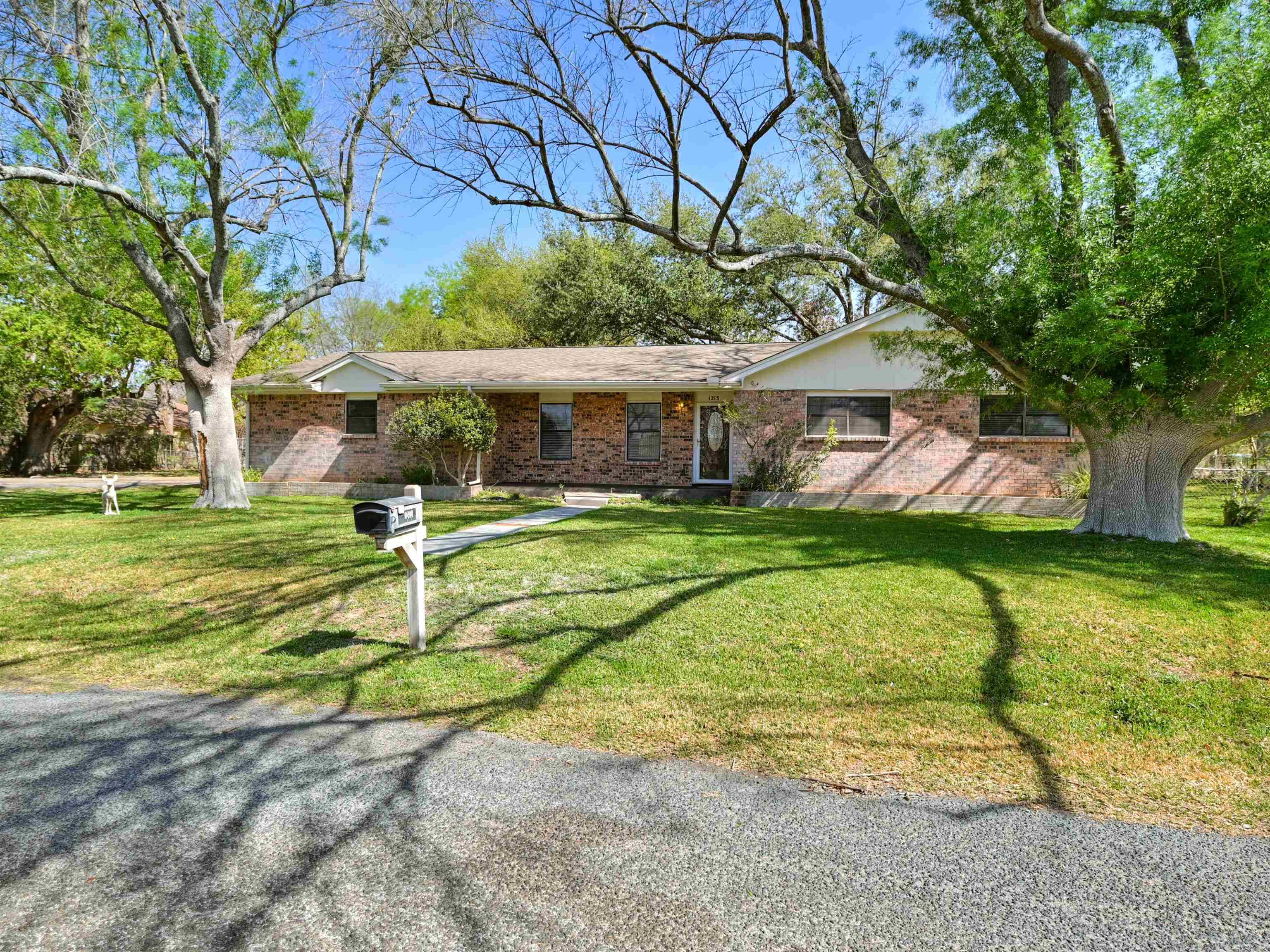 1213 Cedar DR, Marble Falls, TX 78654
