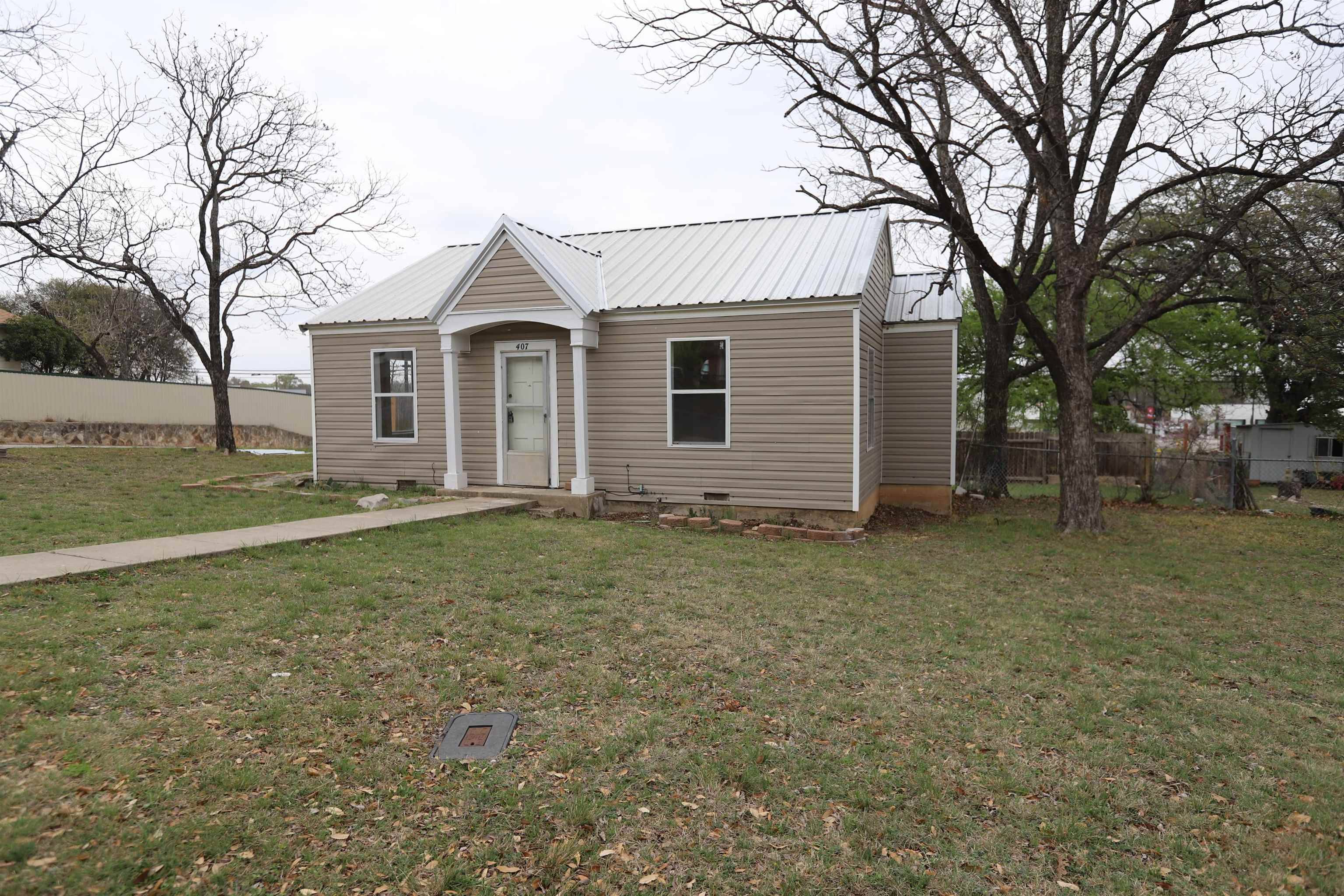 407 N Walnut ST, Lampasas, TX 76550